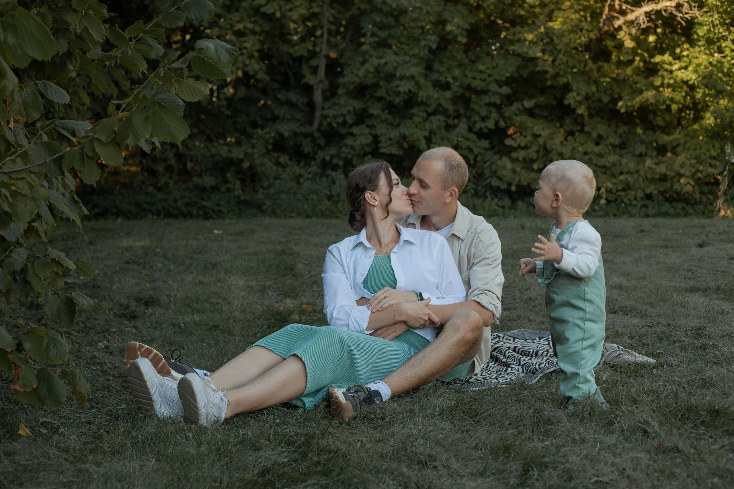 Семейная прогулка в парке. Фотограф видеограф Ольга Василевская