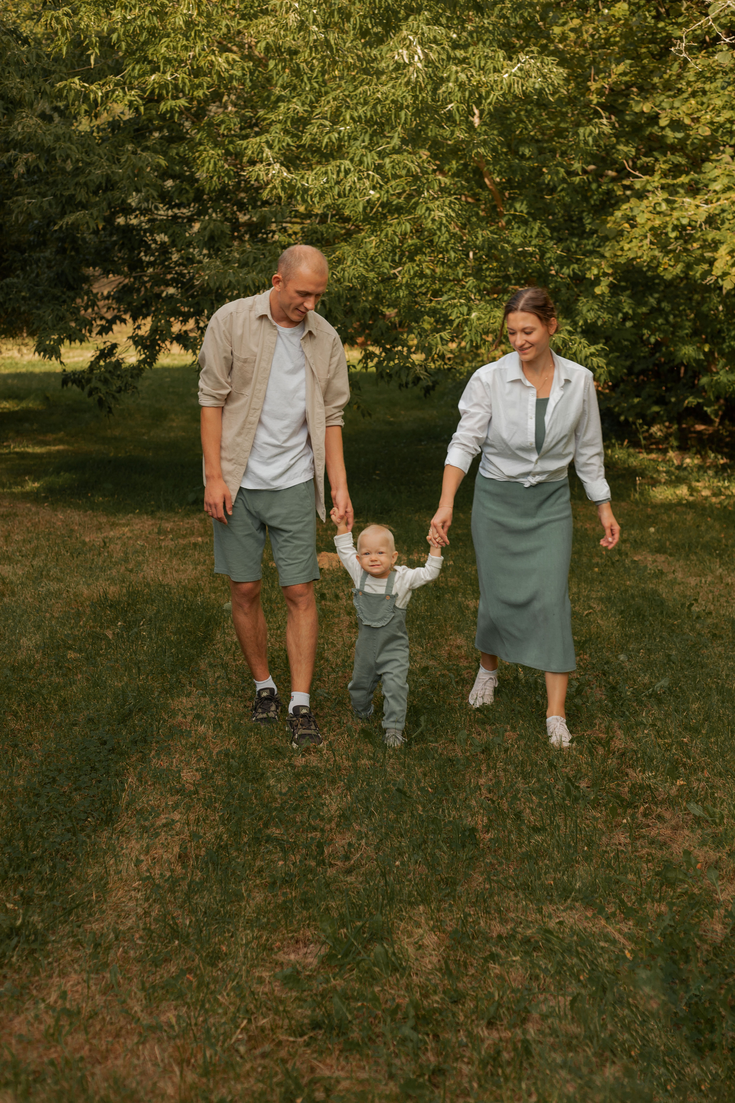 Семейная прогулка в парке. Фотограф видеограф Ольга Василевская
