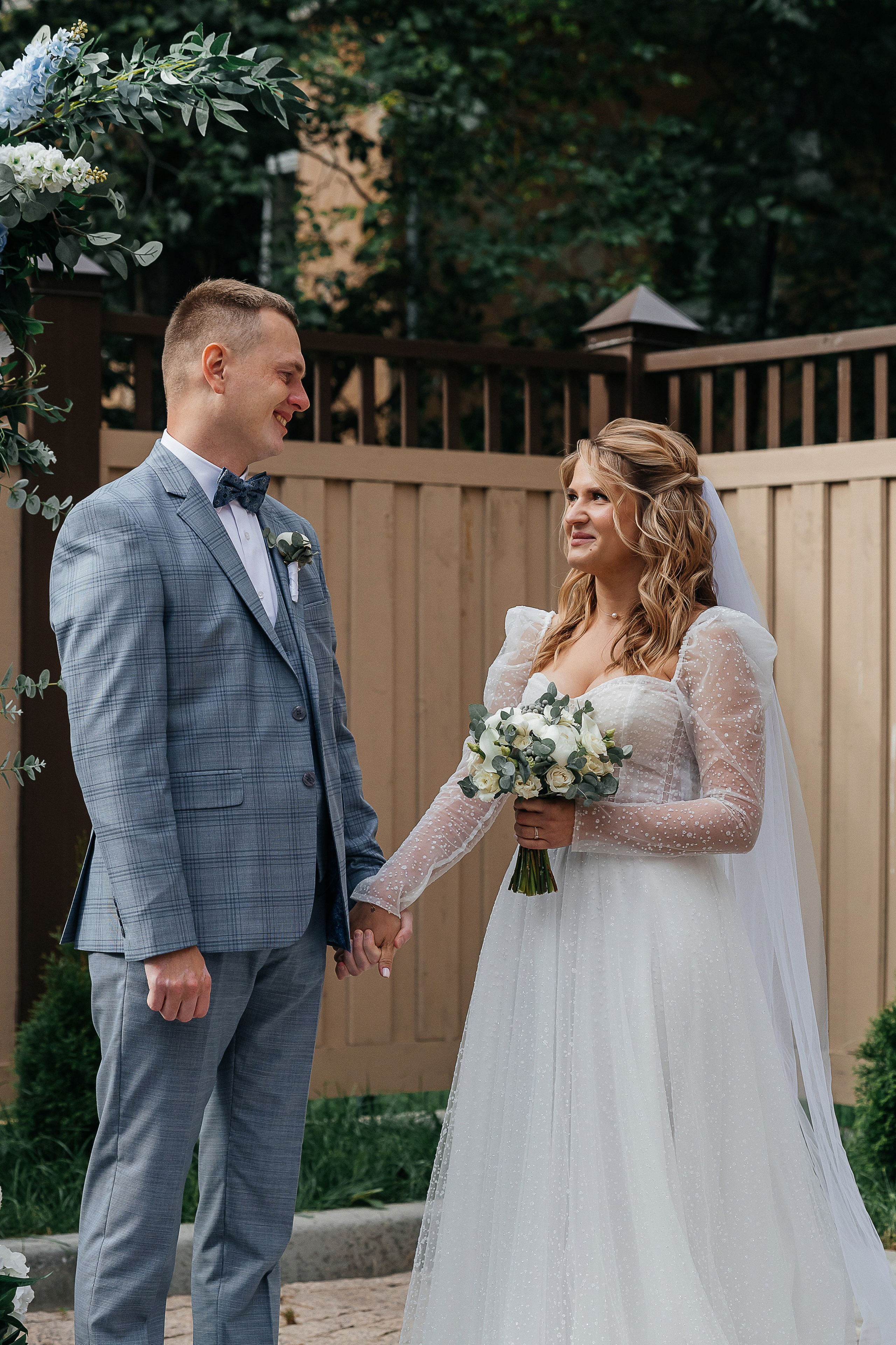 Трогательная выездная церемония в уютном дворике отеля. Олег Сверчков | Свадебный фотограф Вологда