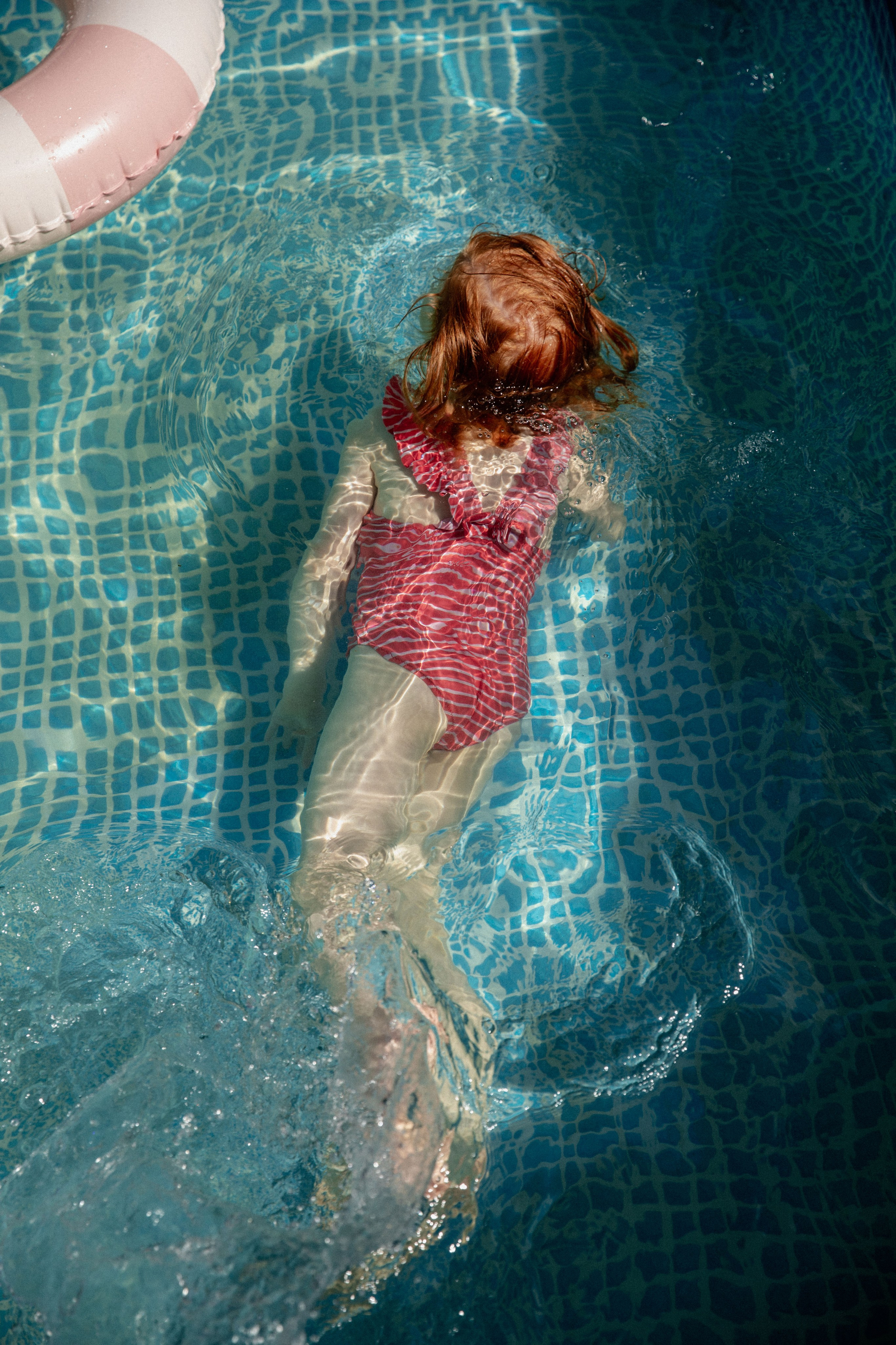 Летняя съемка девочки в саду, в бессейне, с шезлонгом, зонтиком и сахарной ватой. Фотограф новорожденных, детский фотограф  Москва.Семейная съемка Москва. Семенова Анна