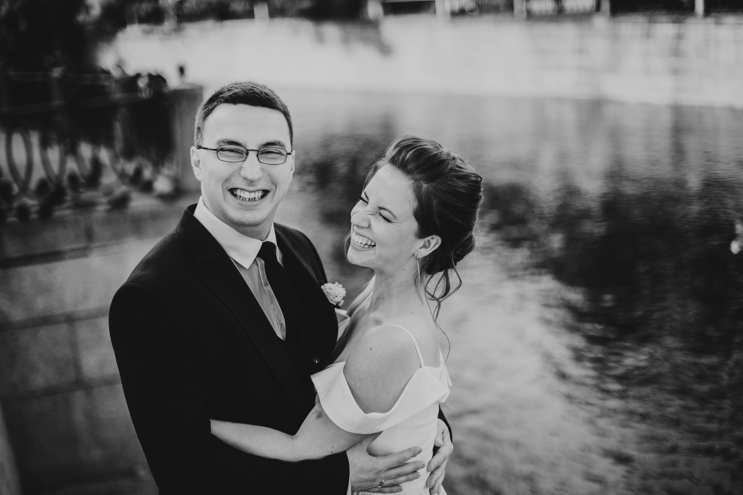 радостная смеющаяся пара на набережной