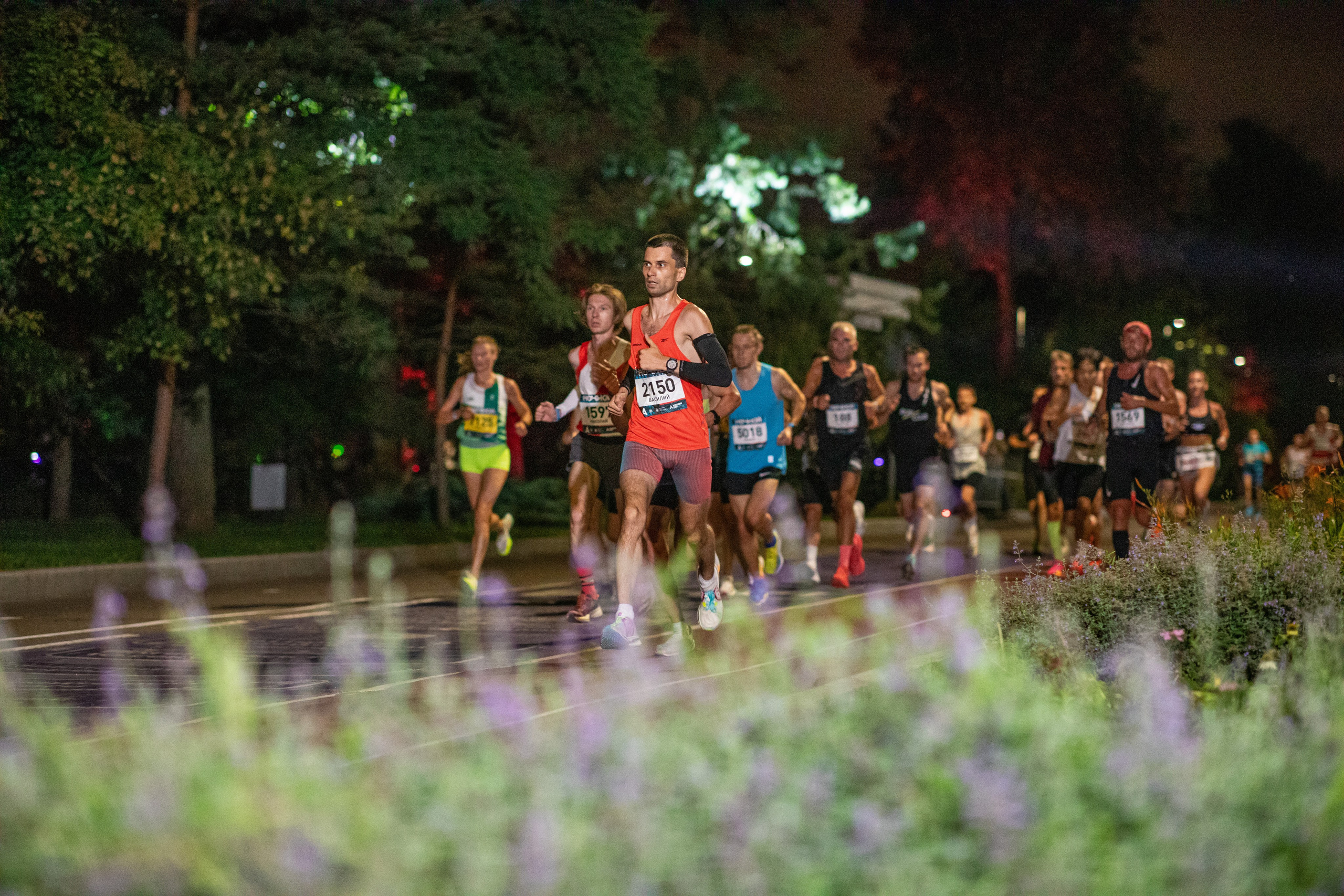 Ночной забег в ленте фотографий бегунов 03.08.24. Фотограф Сергей Ловкий