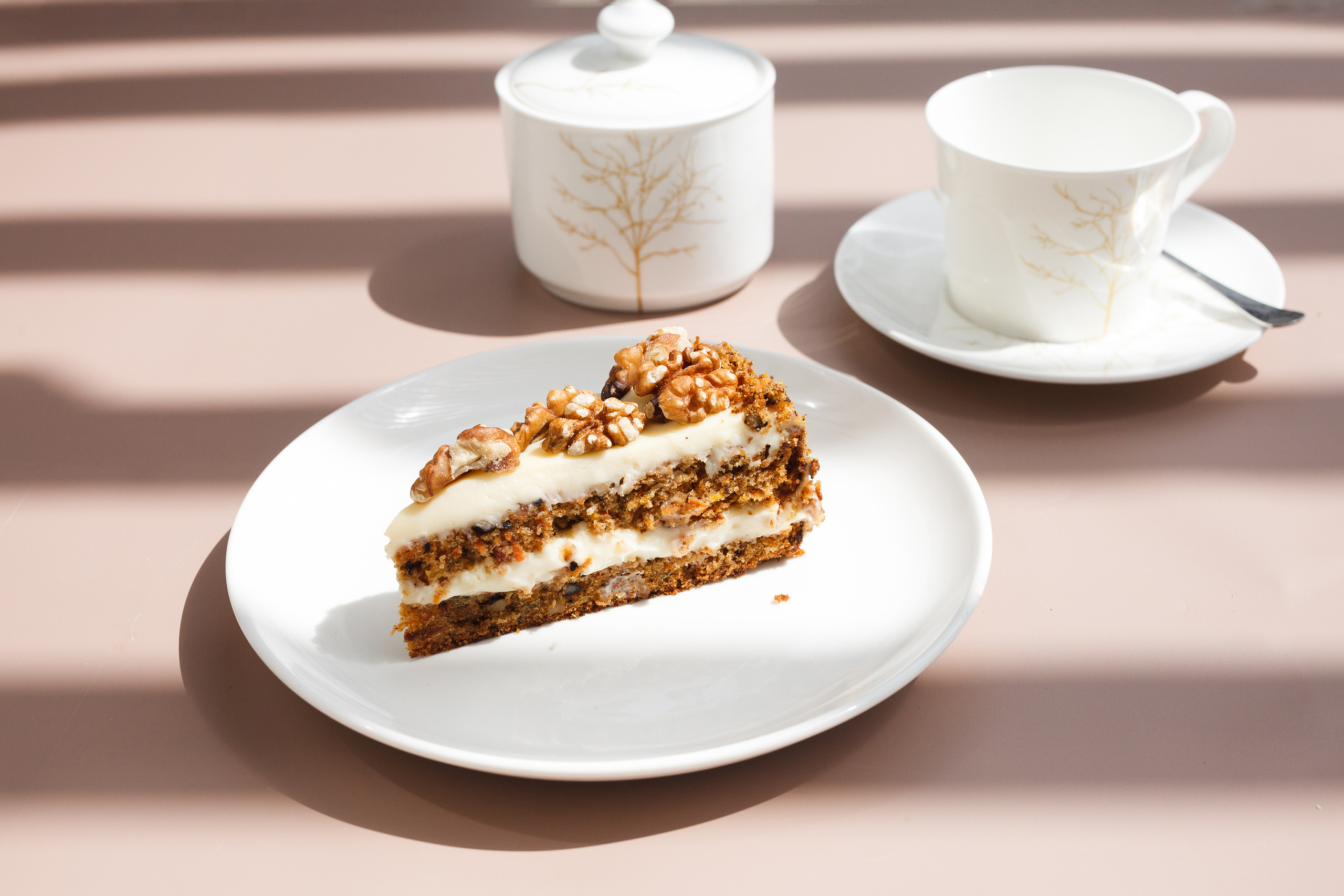 Морковный торт в интерьере кафе с жестким светом