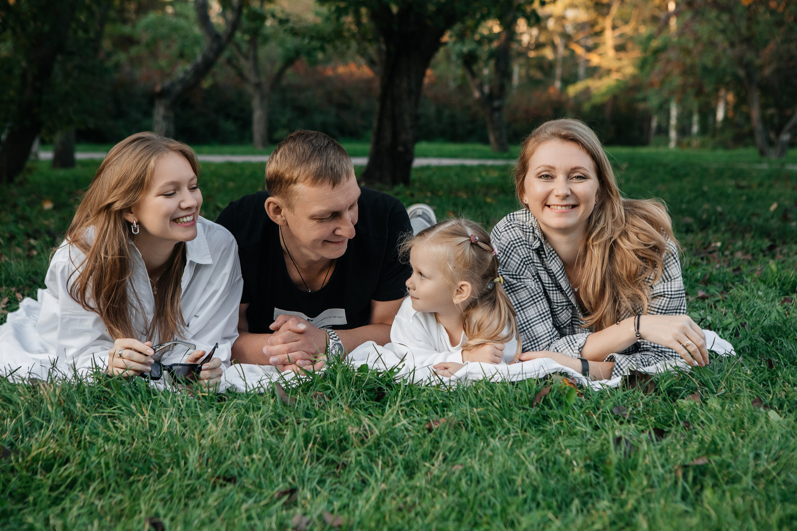 Семейная прогулочная фотосессия. Свадебный и семейный фотограф Ибрагимова Мария из Екатеринбурга