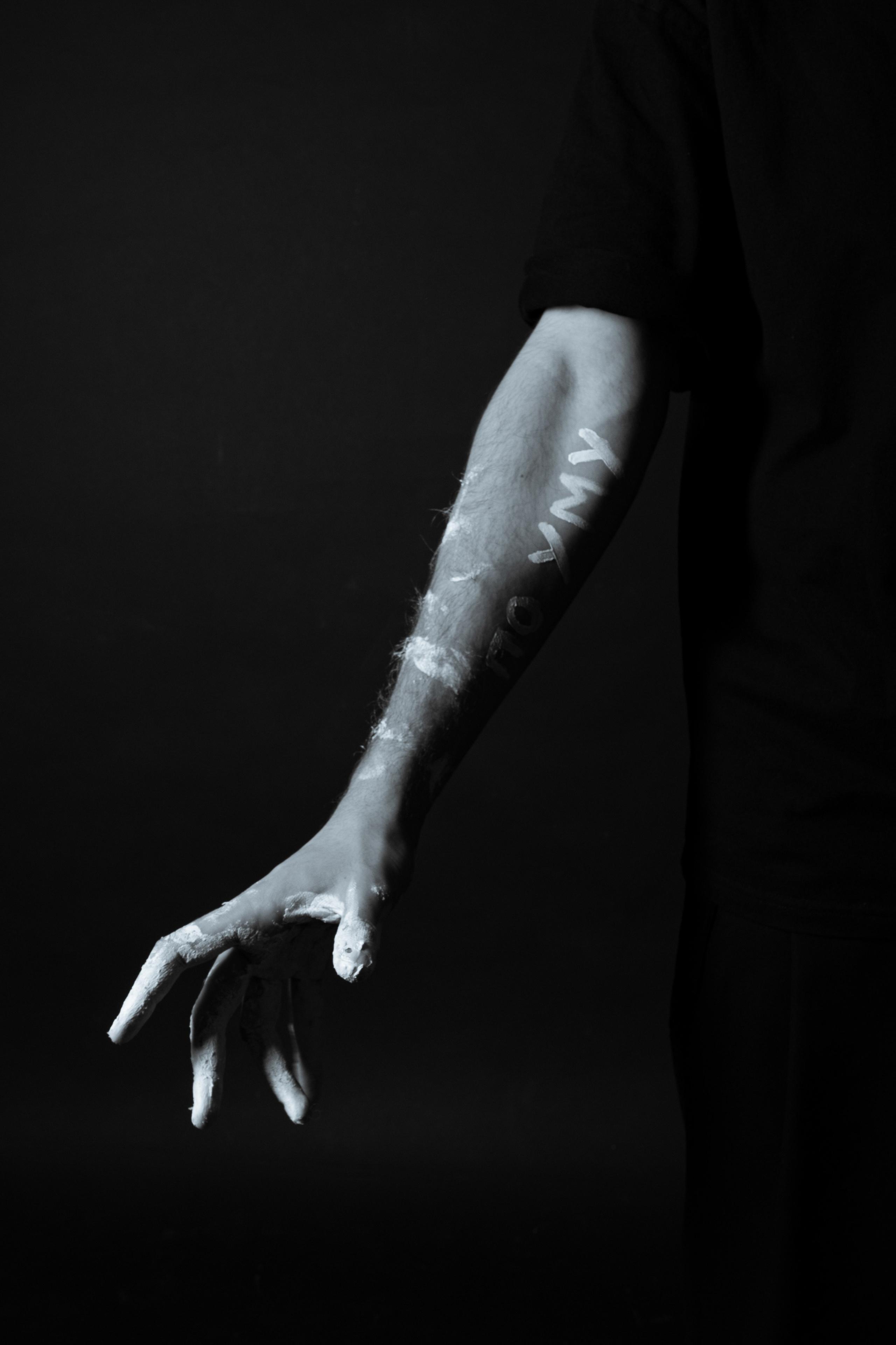 Эмоции. Краска и красные нити. Мари — фотограф и видеограф из Москвы