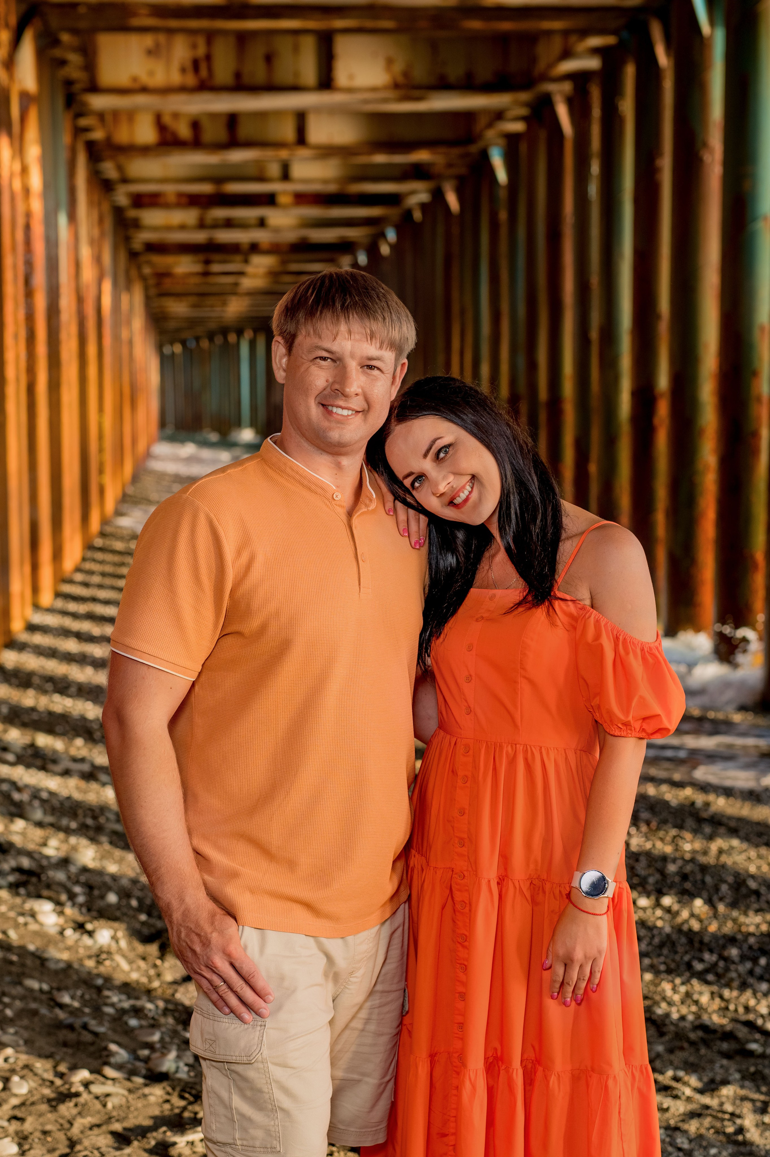 Фотосессия для влюбленных в Сочи на фоне труб и моря