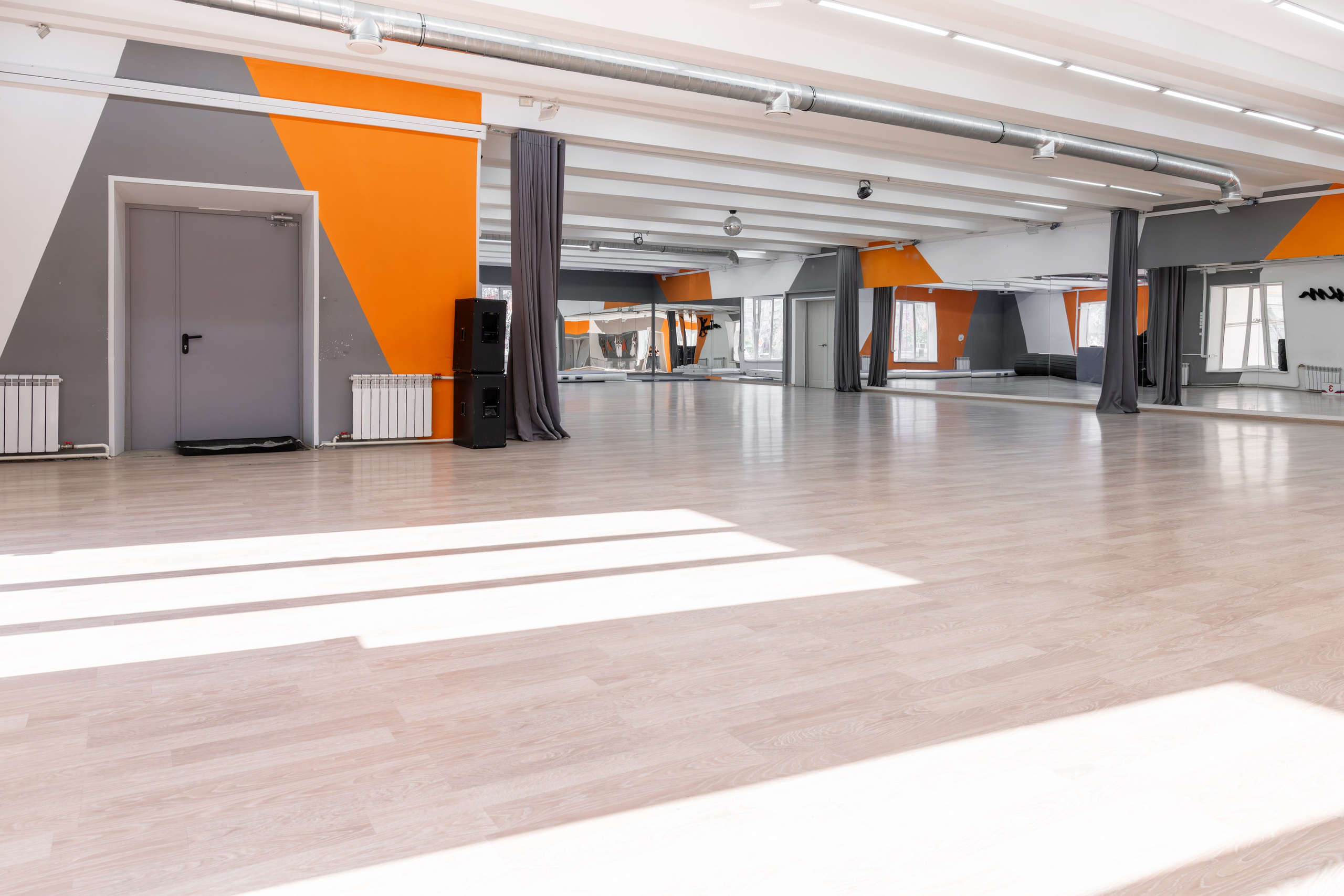 Наш зал. КонТакт — спортивные бальные танцы в Москве