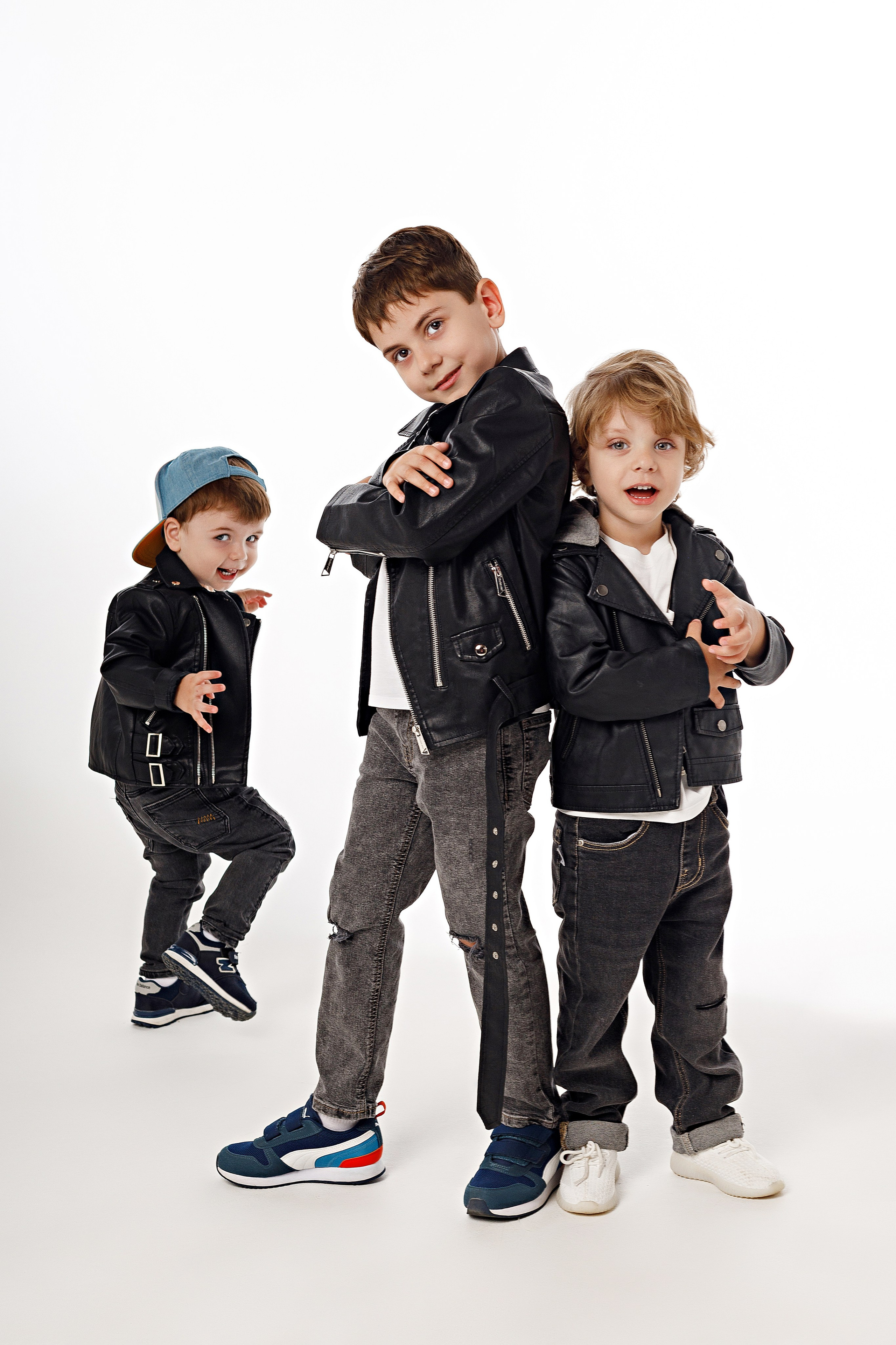 Фотосессия братьев в Сочи от детского фотографа. Детский студийный фотограф Сочи