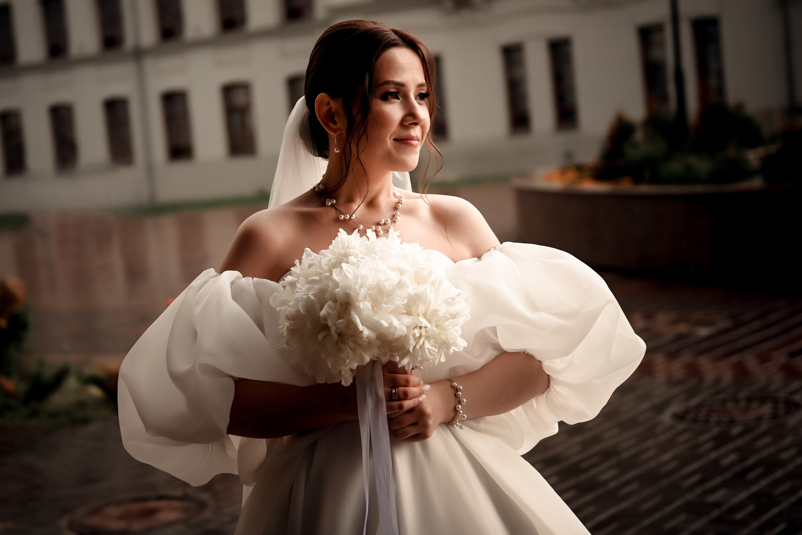 Небольшая свадебная серия в музее и прогулкой под дождем Эльмиры и Ризата. Свадебный, семейный, детский, контент фотограф в Омске Максим Ильин