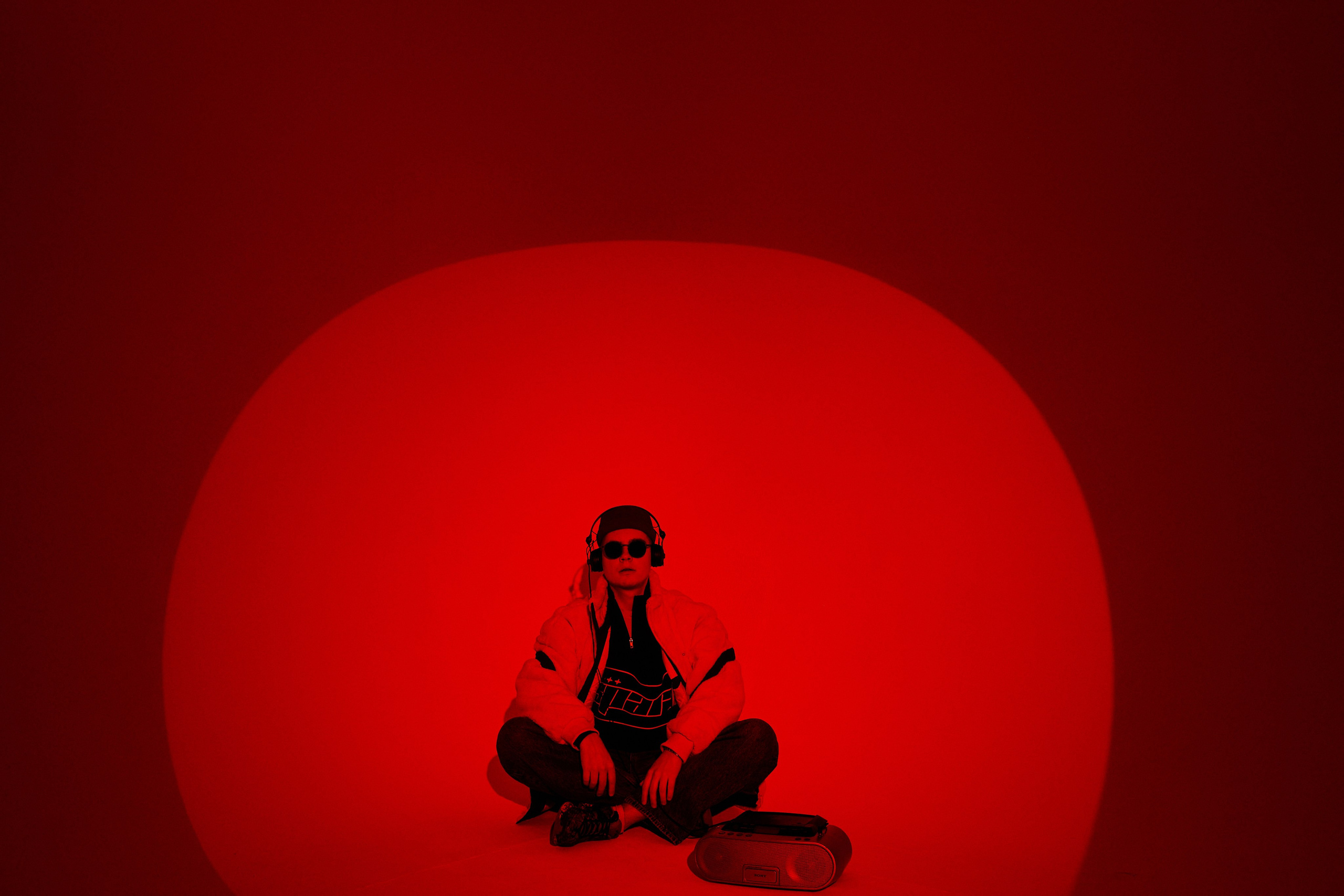 Креативная студийная фотосессия диджея NNK: яркий стиль и эмоции. Дмитрий Мазуркевич: Профессиональный Репортажный Фотограф