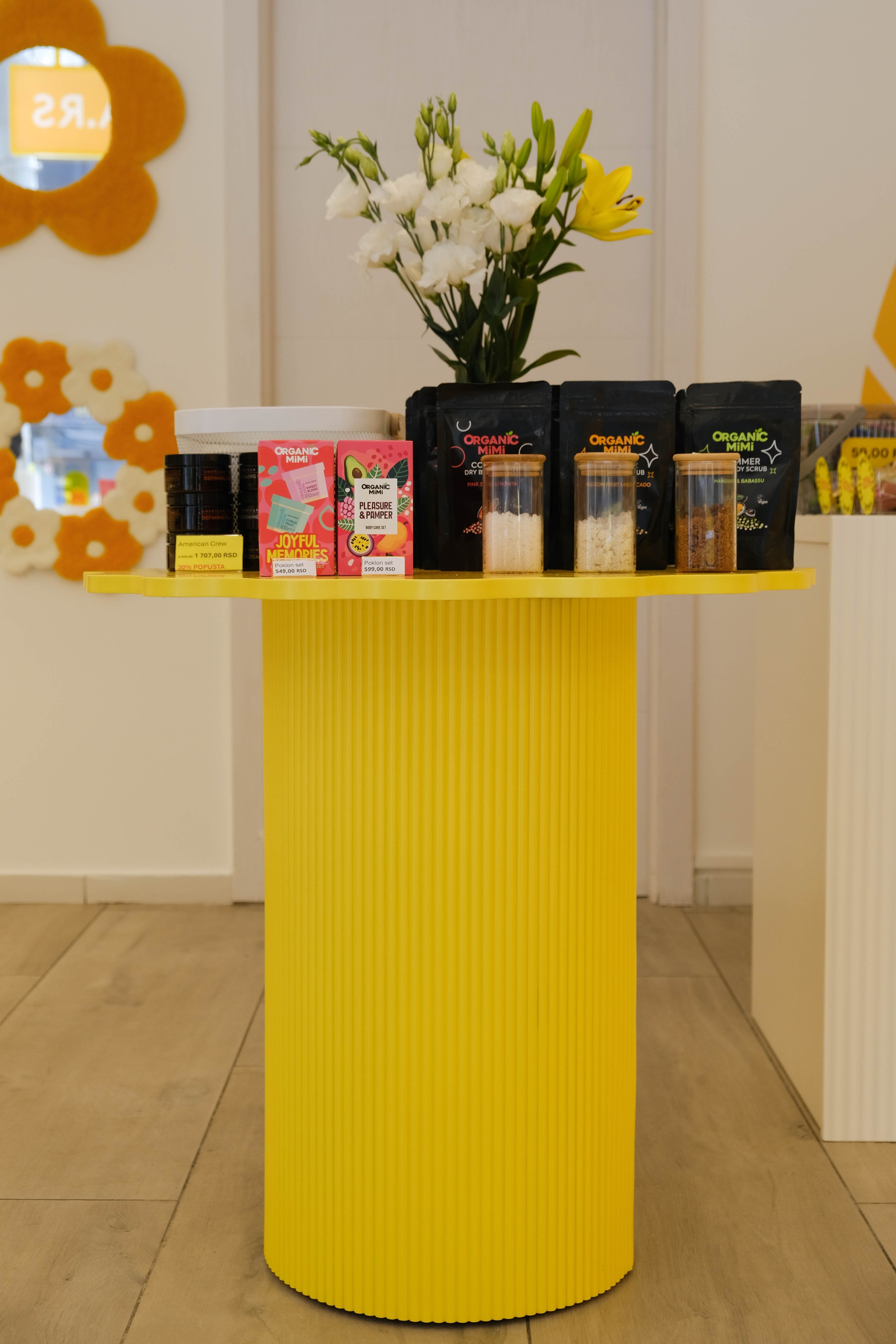 Яркий дизайн для магазина косметики в центре Белграда. Дизайн интерьеров по всему миру