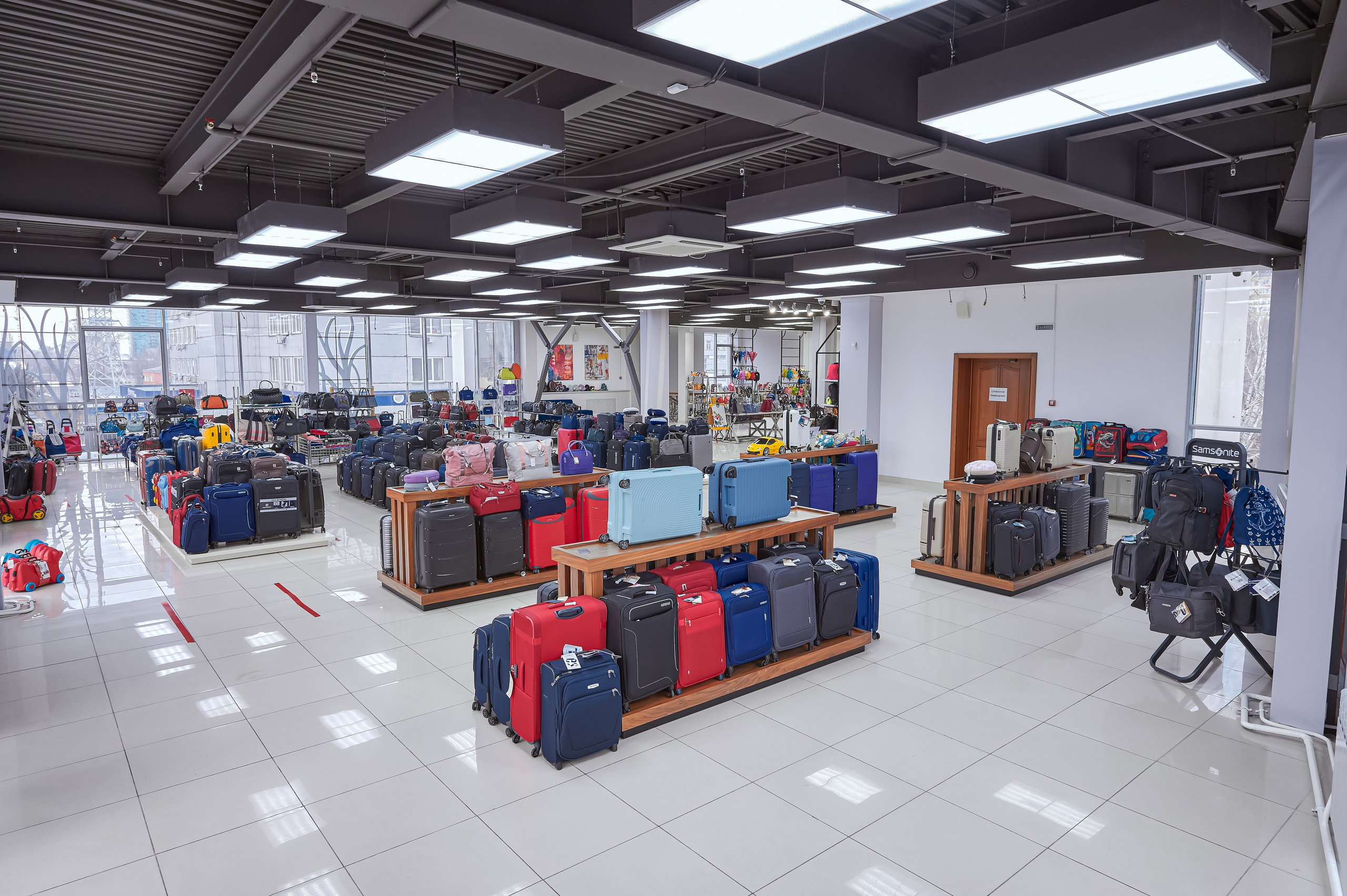 Портфолио по интерьерной и экстерьерной фотосъёмки: Мир сумок — Левый берег. Фотограф Яковлев Роман — Красноярск