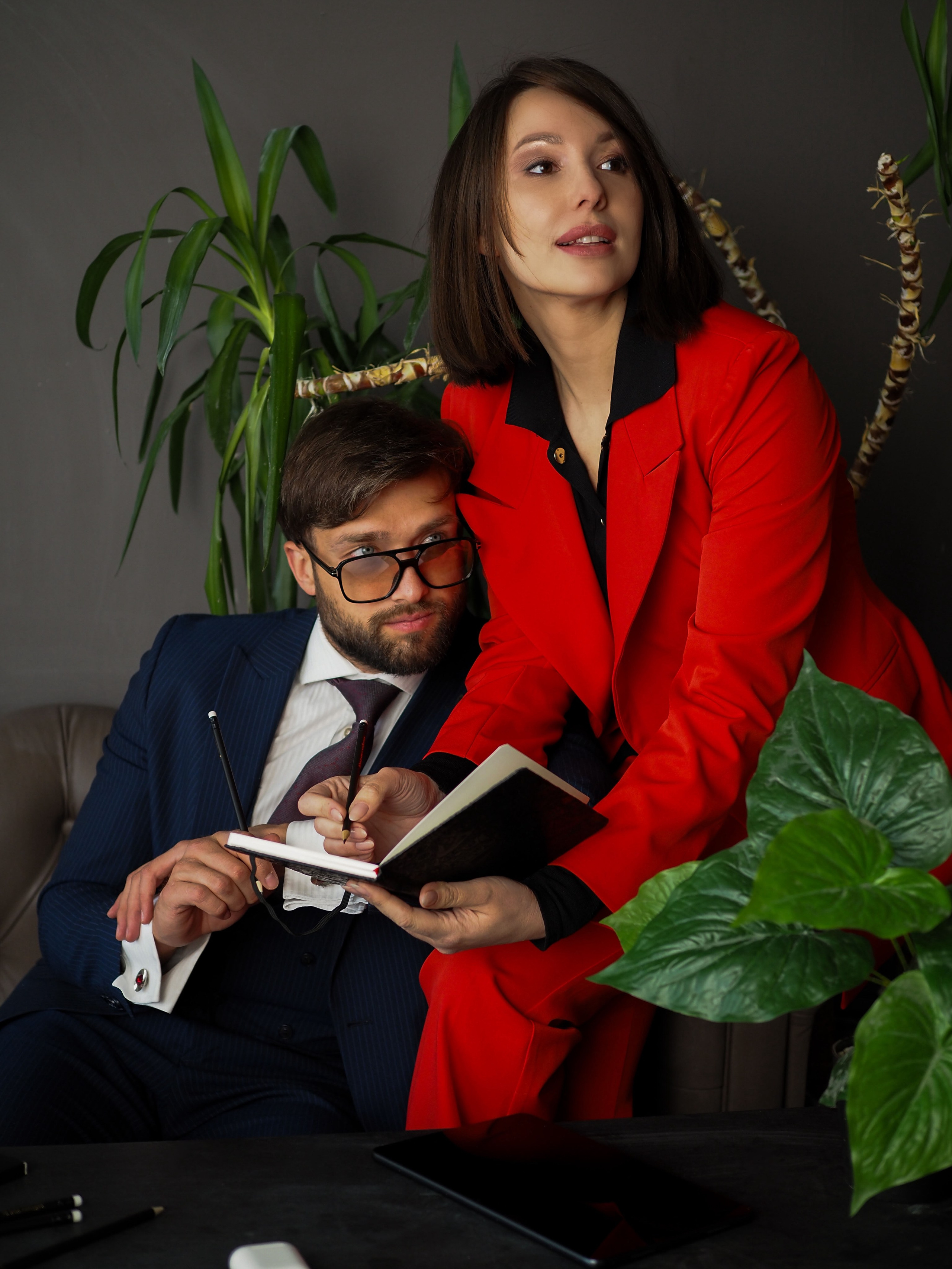 Предметная съемка с моделью для онлайн-продаж.