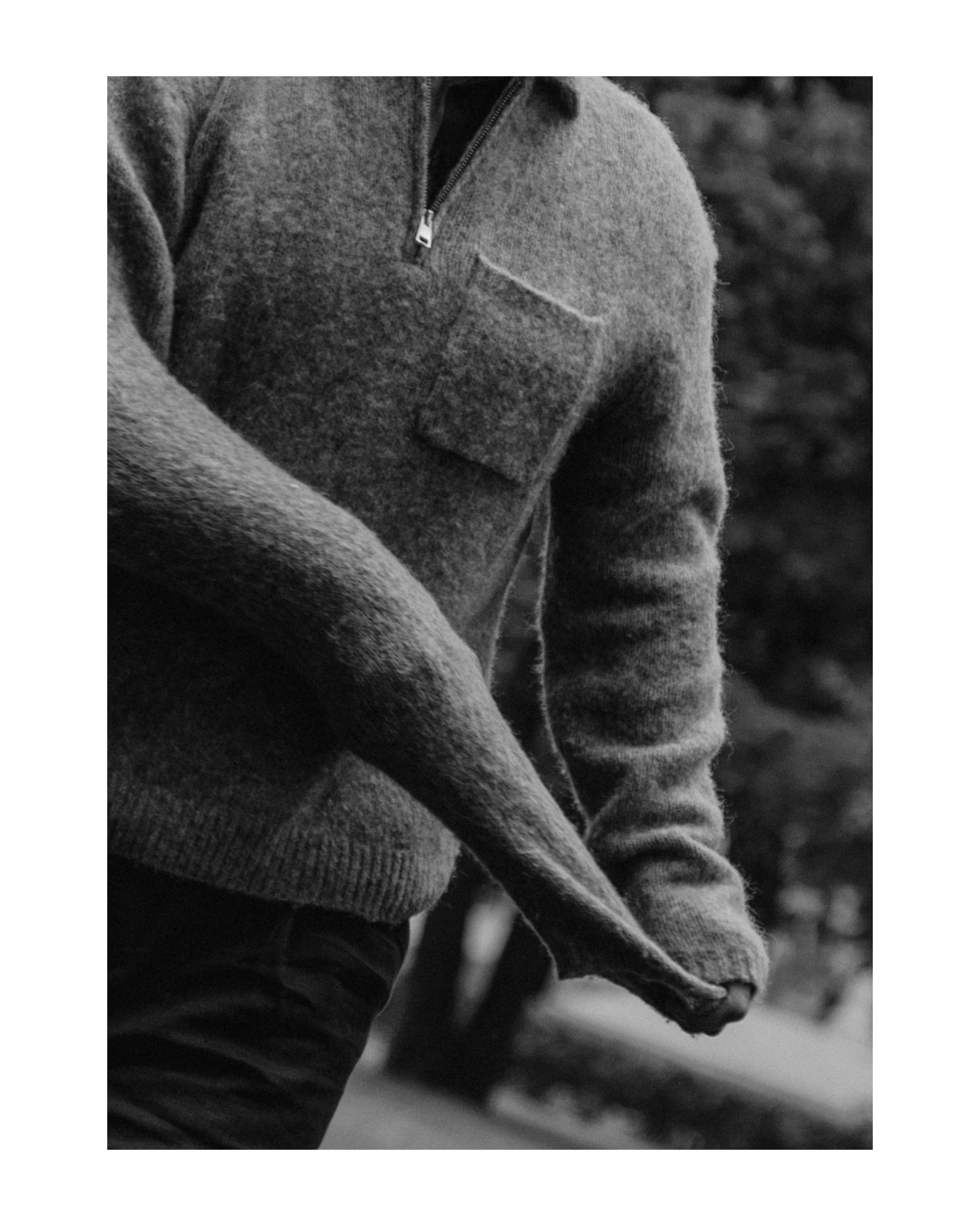 мужчина в теплой кофте кроп