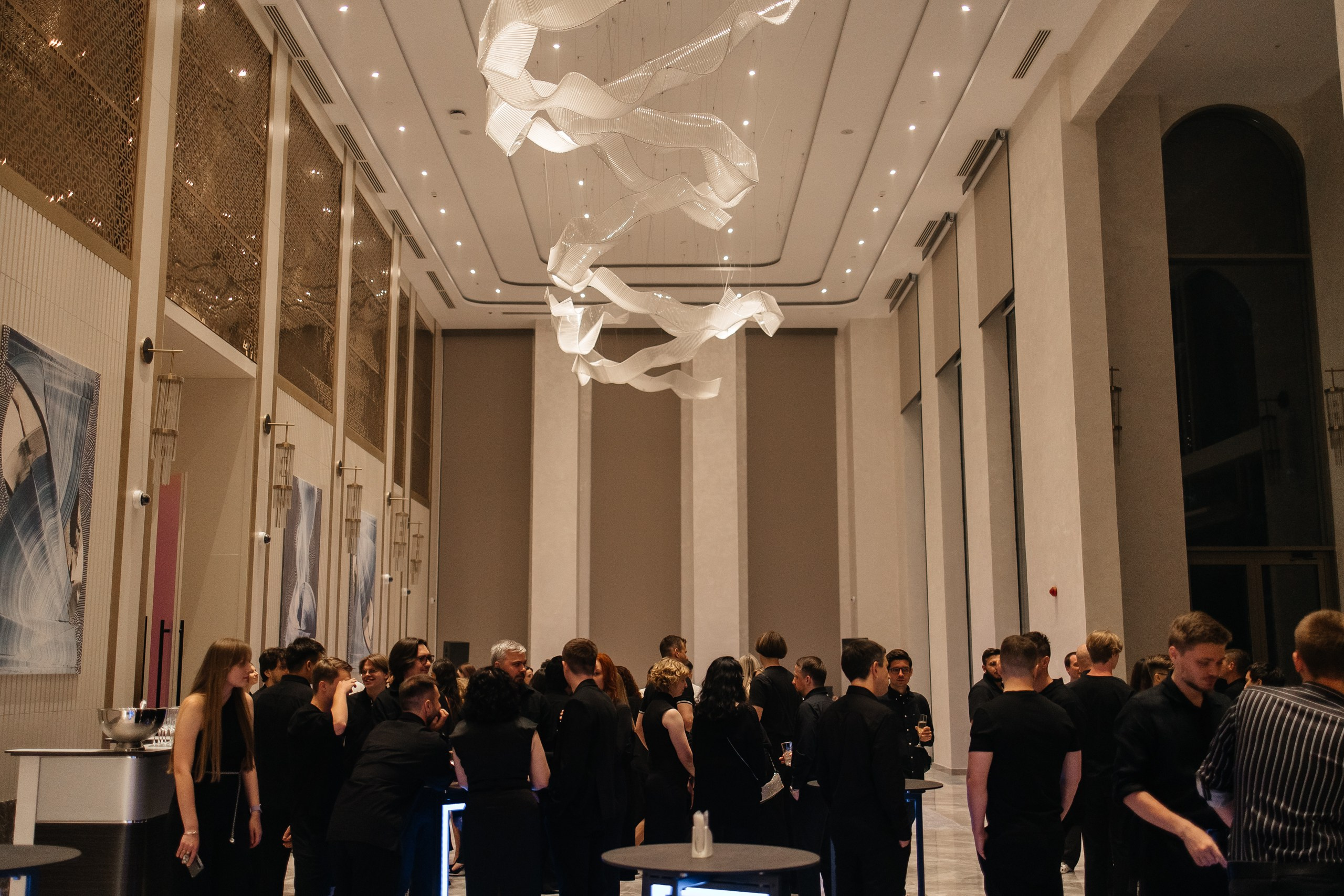 Здравствуйте! Я свадебный фотограф из Ульяновска, работаю в том числе по всей России и с выездом за границу. Снимаю свадьбы, lovestory, корпоративы, светский репортаж. Провожу обучение по фотографии, мастер-классы и воркшопы для других фотографов.