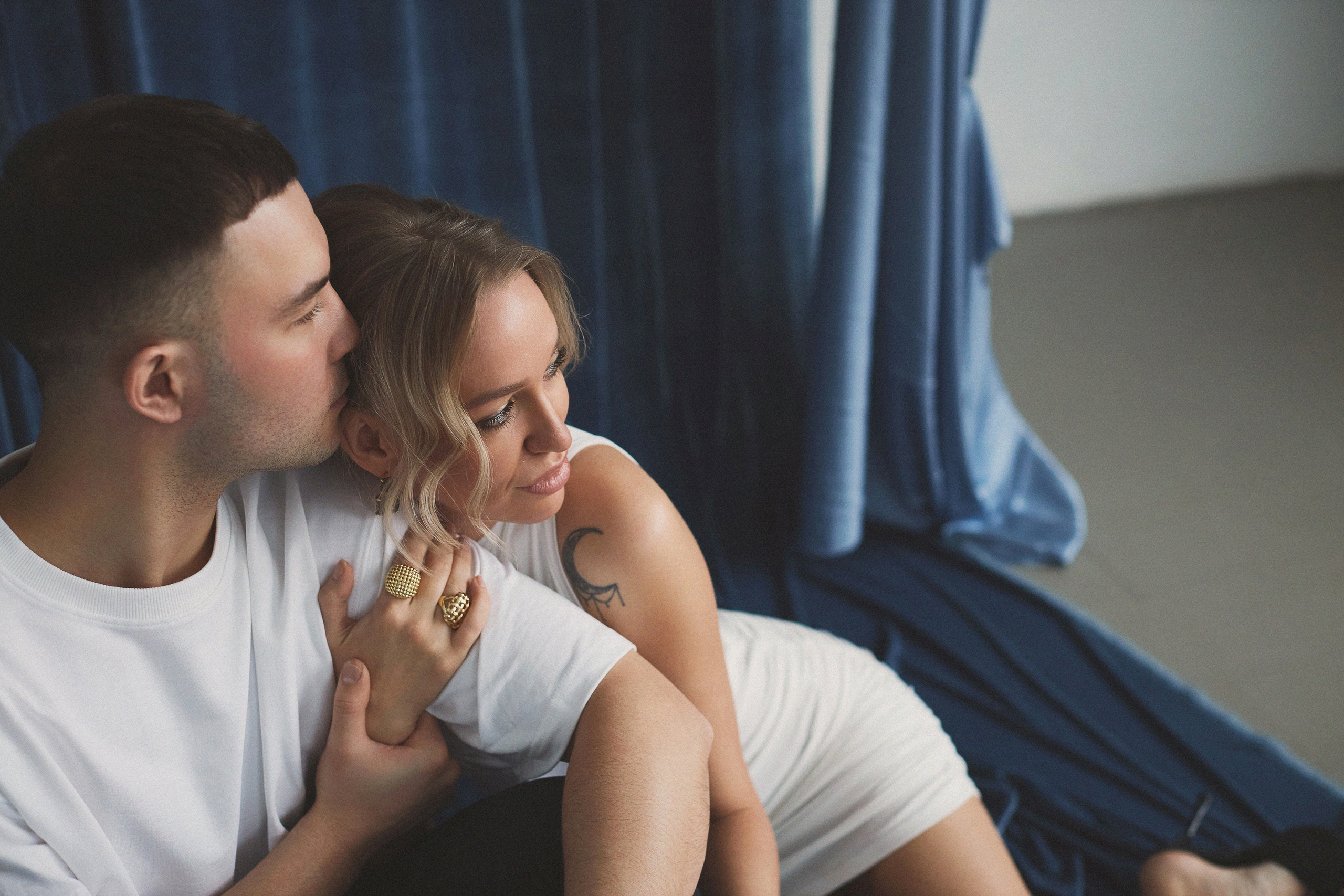 Love story студийная съёмка Бархат МурманскПара студия нейтральный фон Мурманск ДробышевскаяВлюблённые студийный портрет Мурманск фотограф Love story тёмный фон студия Бархат Мурманск