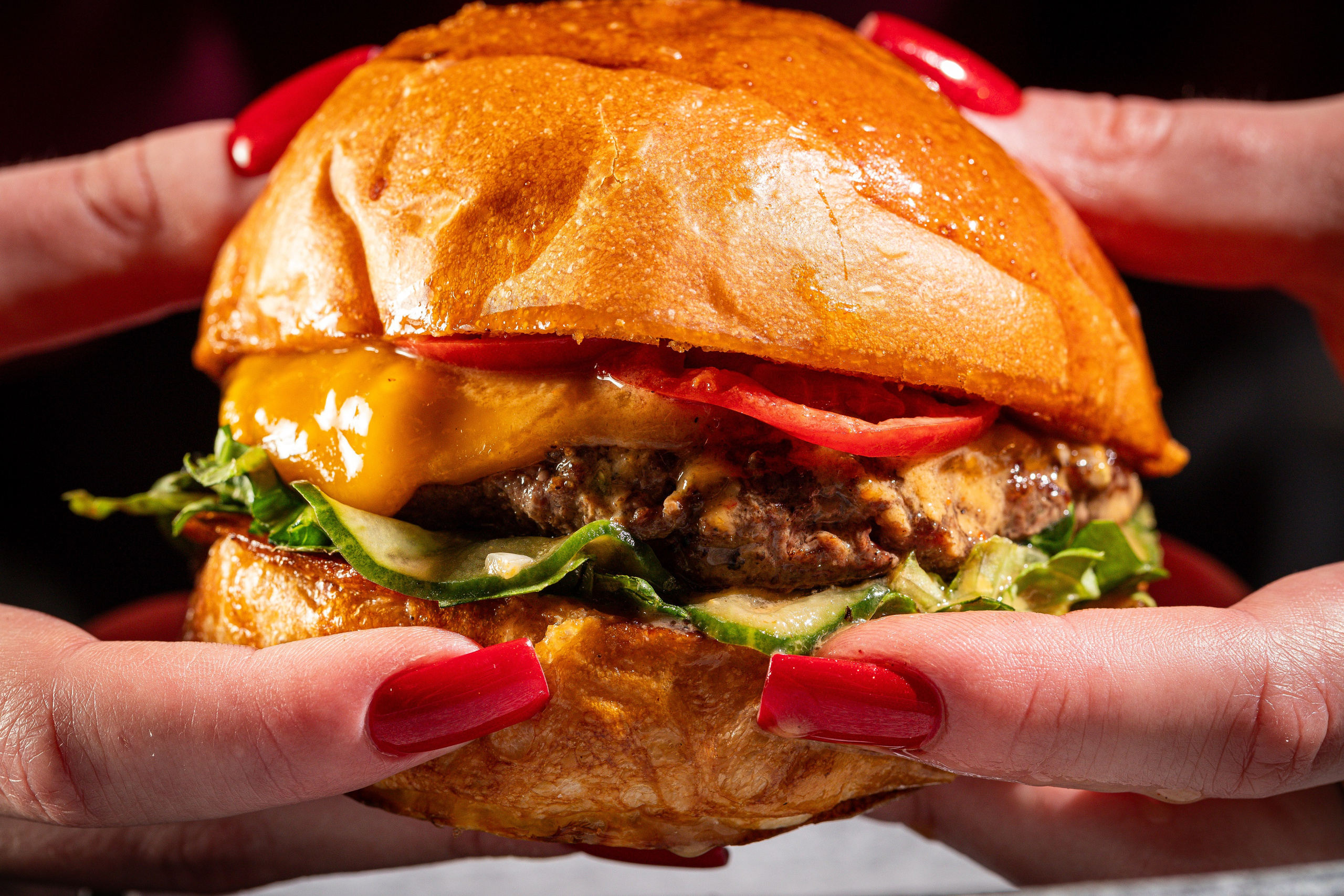 Бургер с говядиной с сыром чеддер, помидором