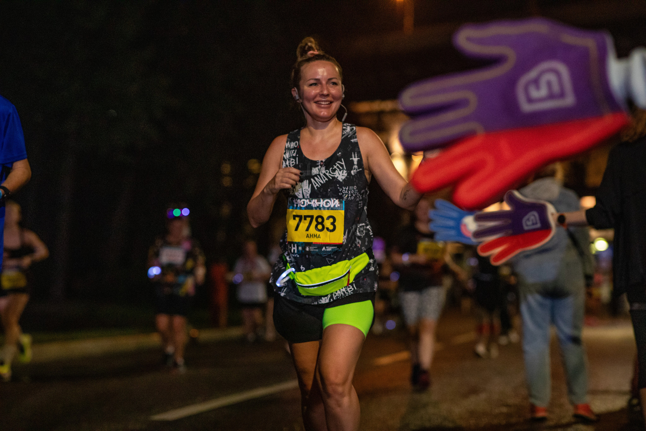 Ночной забег в ленте фотографий бегунов 03.08.24. Фотограф Сергей Ловкий
