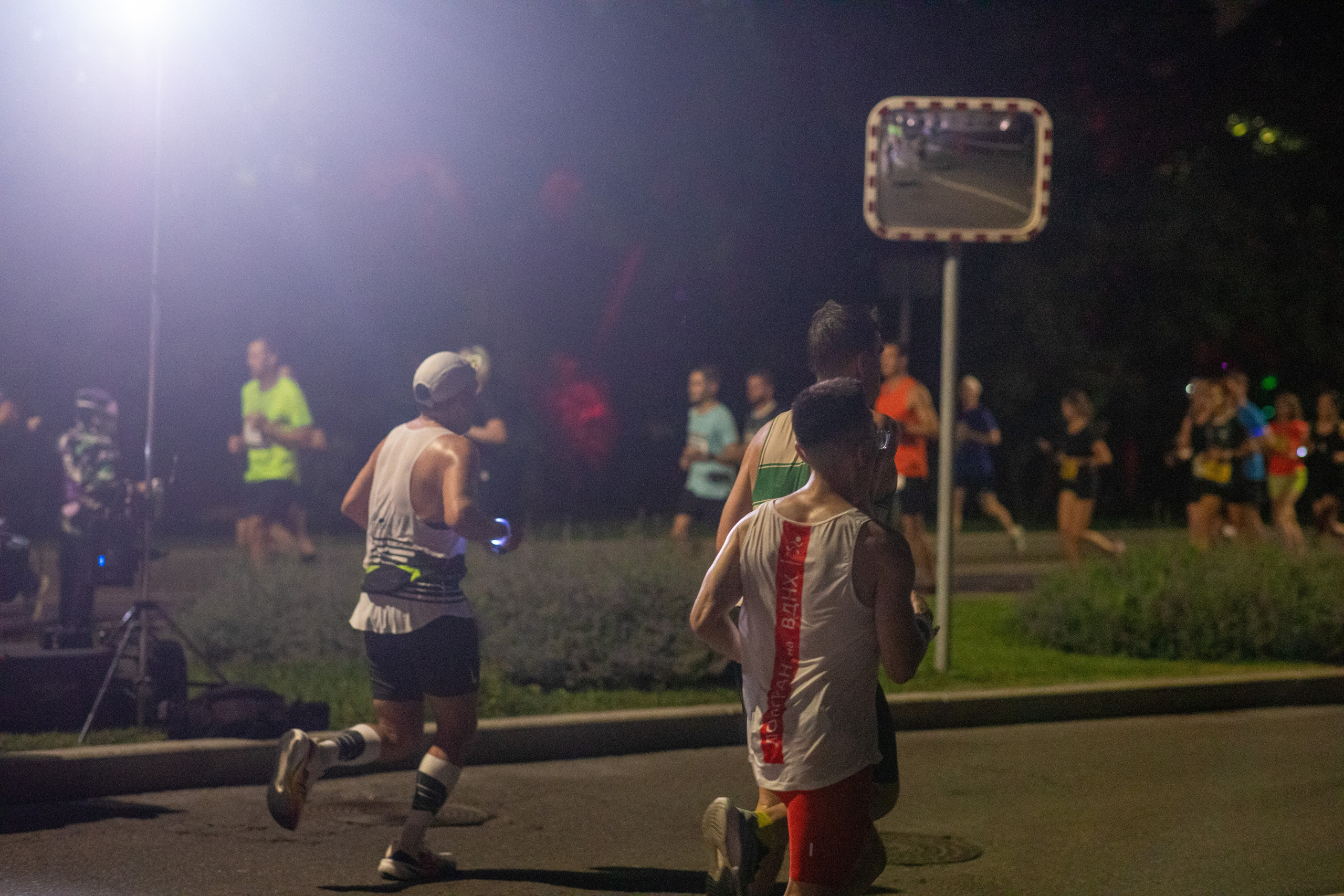 Ночной забег в ленте фотографий бегунов 03.08.24. Фотограф Сергей Ловкий