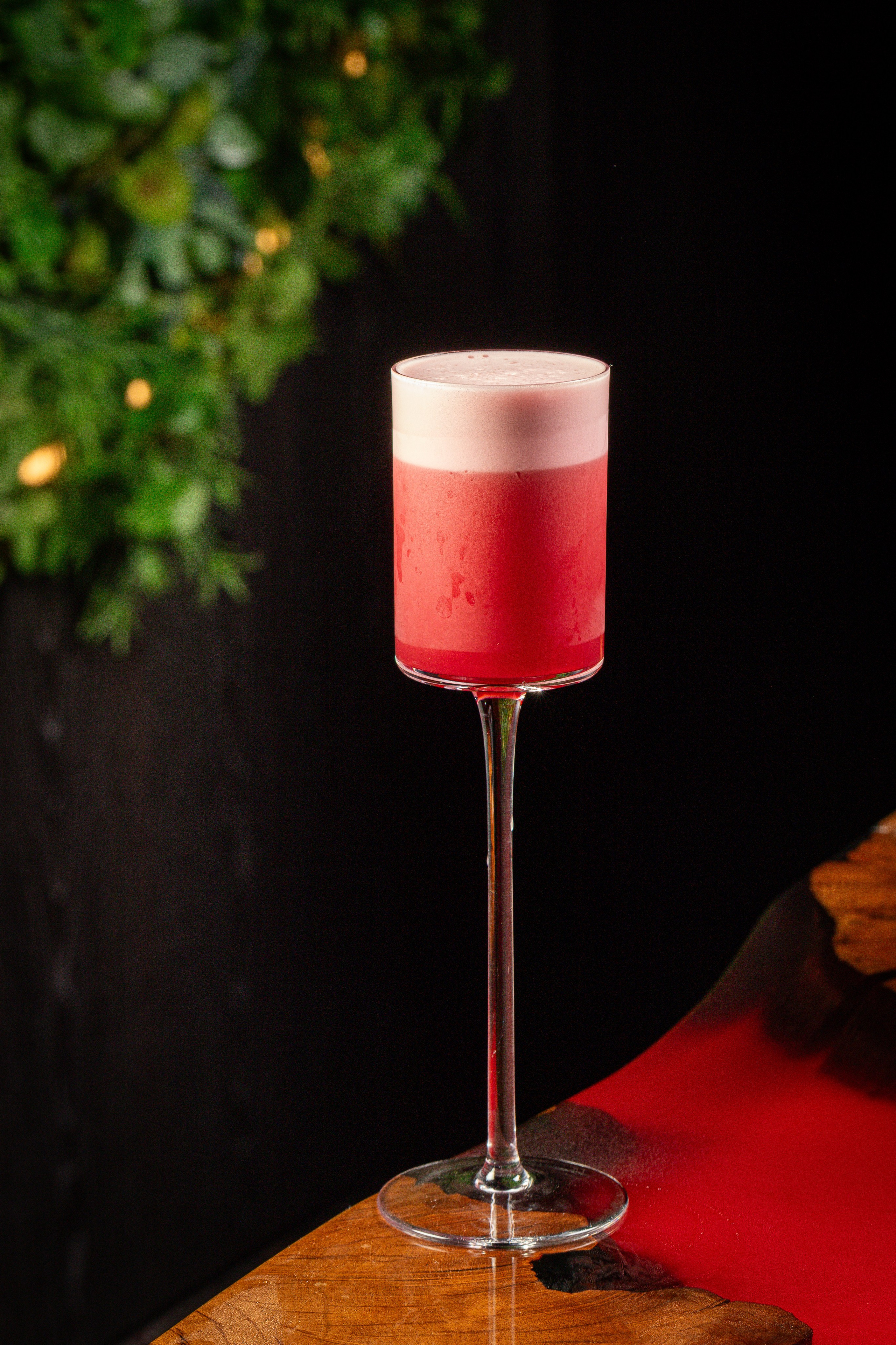 Клубничный алкогольный коктейль в бокале с длинной ножкой
