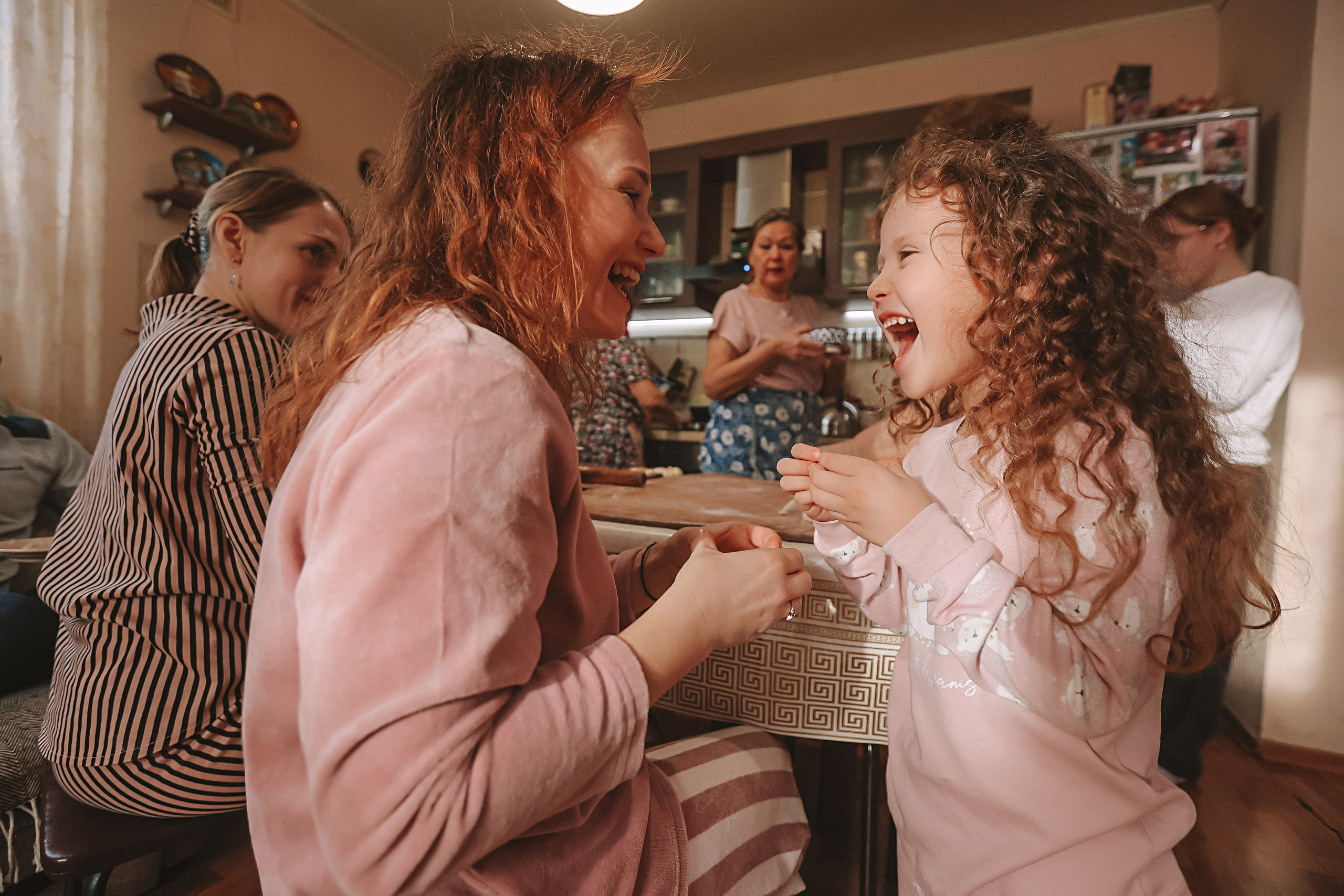 Большая семья репортаж. Семейный фотограф Тюмень, фотограф на роды Салмина Мария