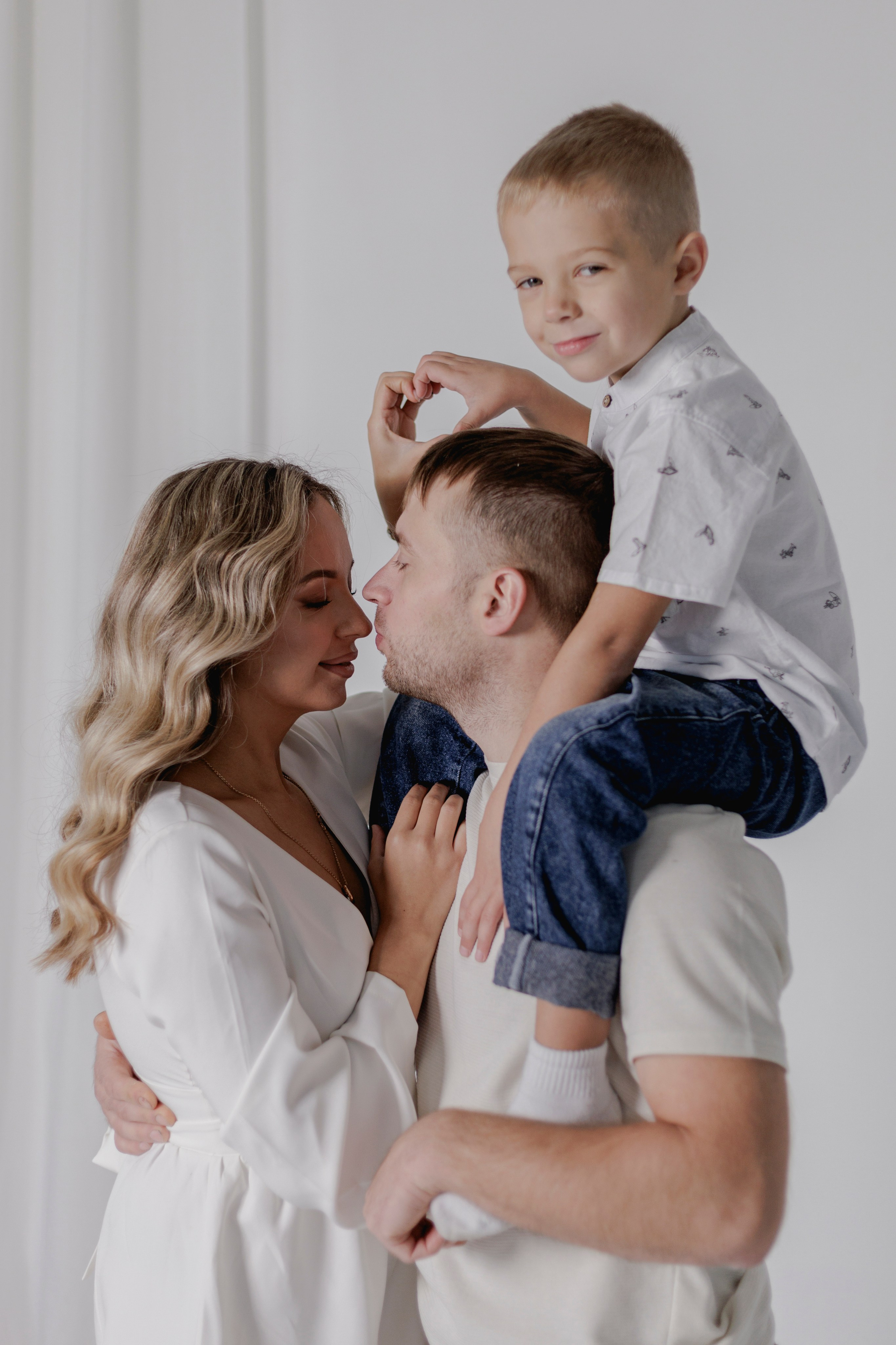 Семейная фотосессия в студии. Семейный и детский фотограф в Рязани Васюгова Мария