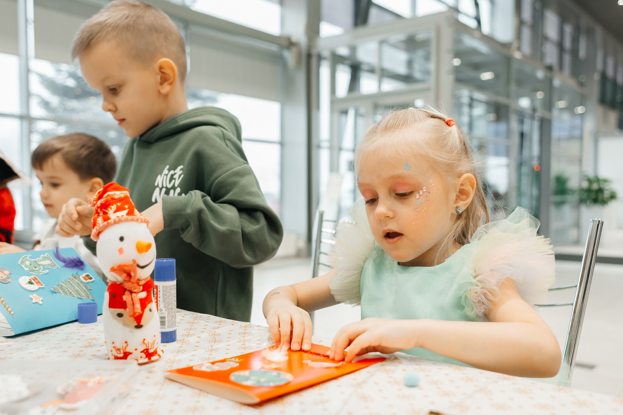 Детский мастер-класс в «Картель Авто» — «Студия чудес Алиса». Фотограф Кемерово | Сергей