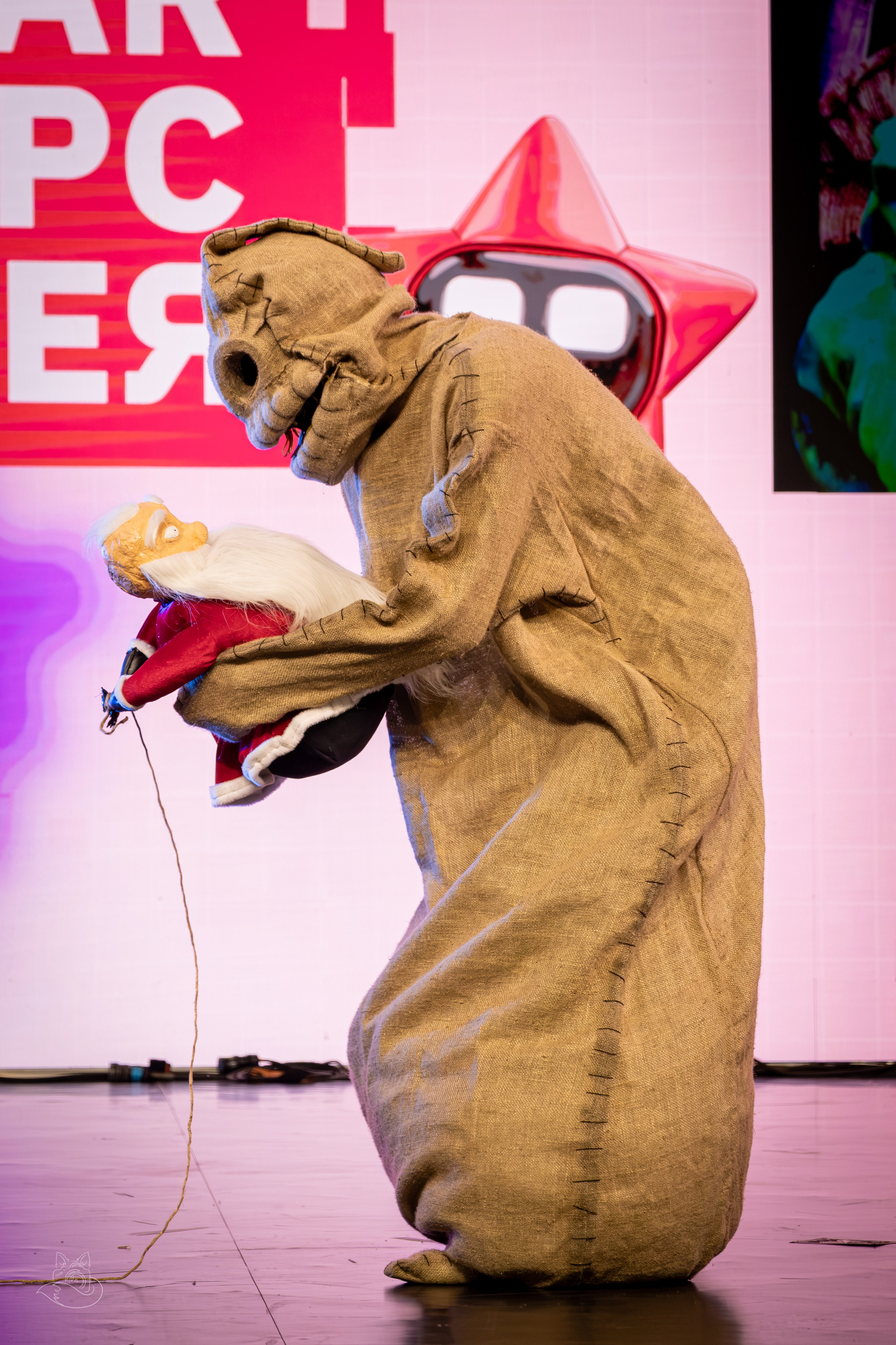 Сцена РЭД ЭКСПО 2024. Косплей фотограф