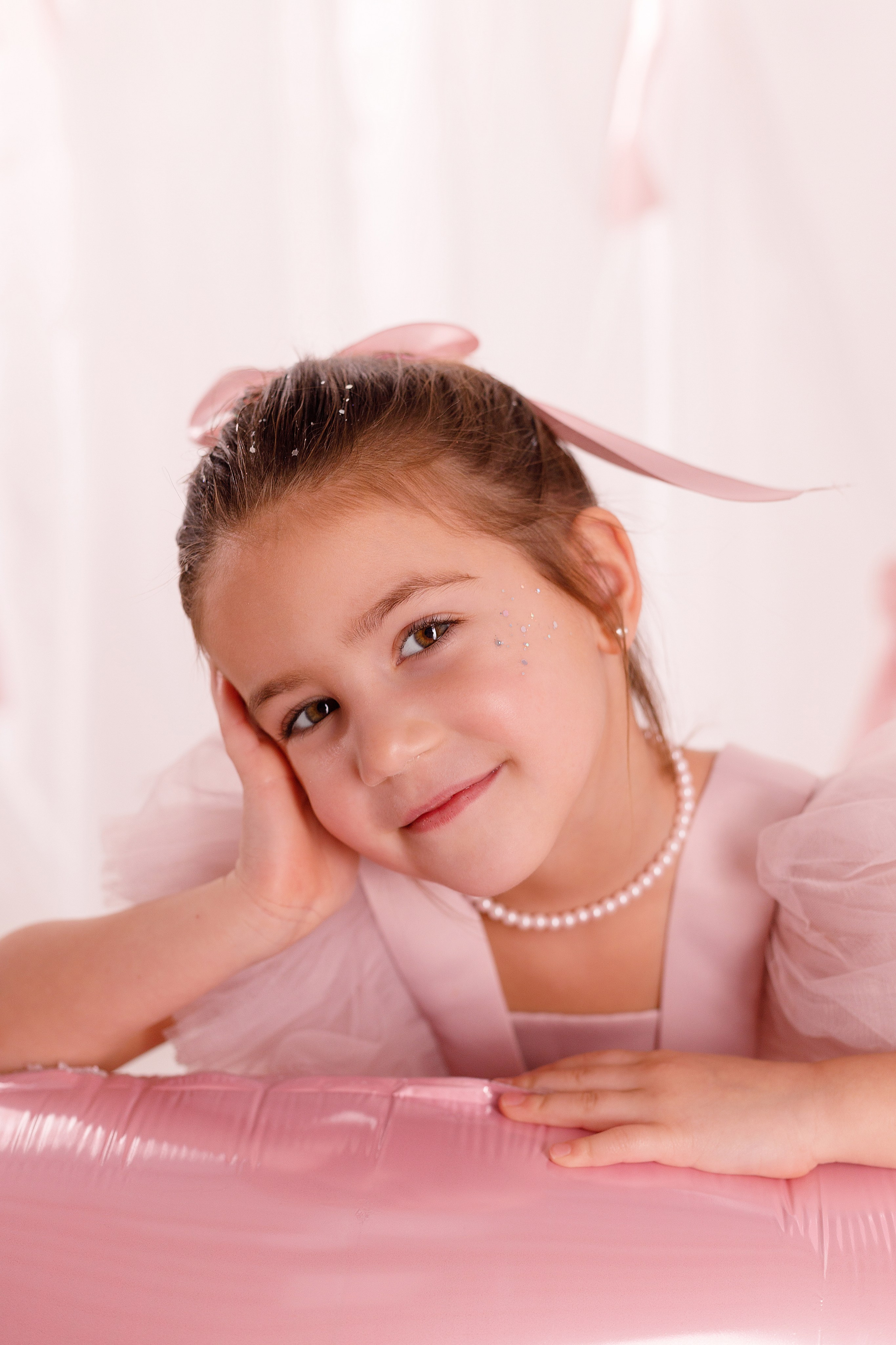 Фотосессия на День Рождения для девочек — сладкий праздник в сказочных декорациях. Детский студийный фотограф Сочи