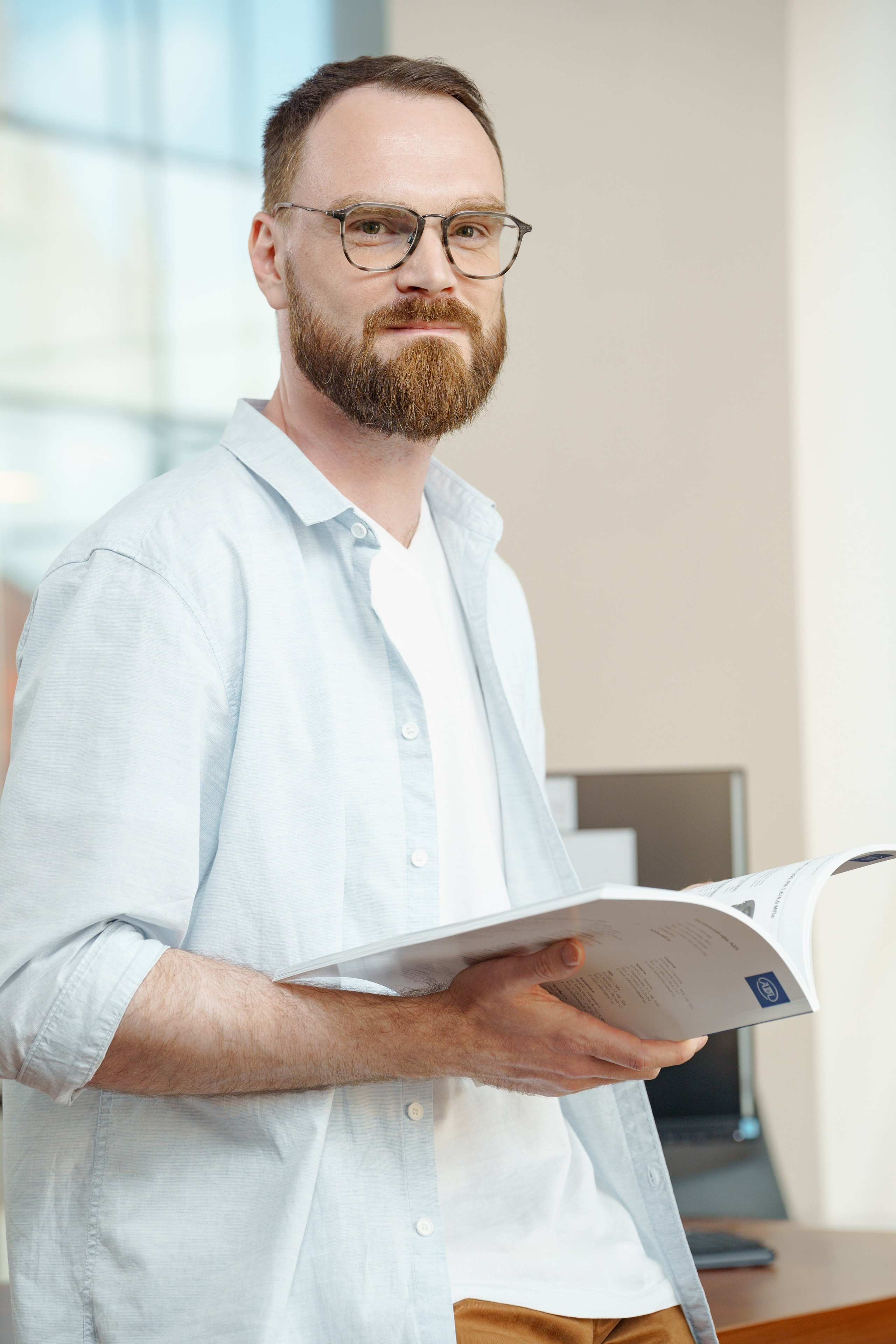 Портреты сотрудников компании в офисе. КОРПОРАТИВНЫЙ, ИМИДЖЕВЫЙ И РЕПОРТАЖНЫЙ ФОТОГРАФ МАКСИМ МЕШ