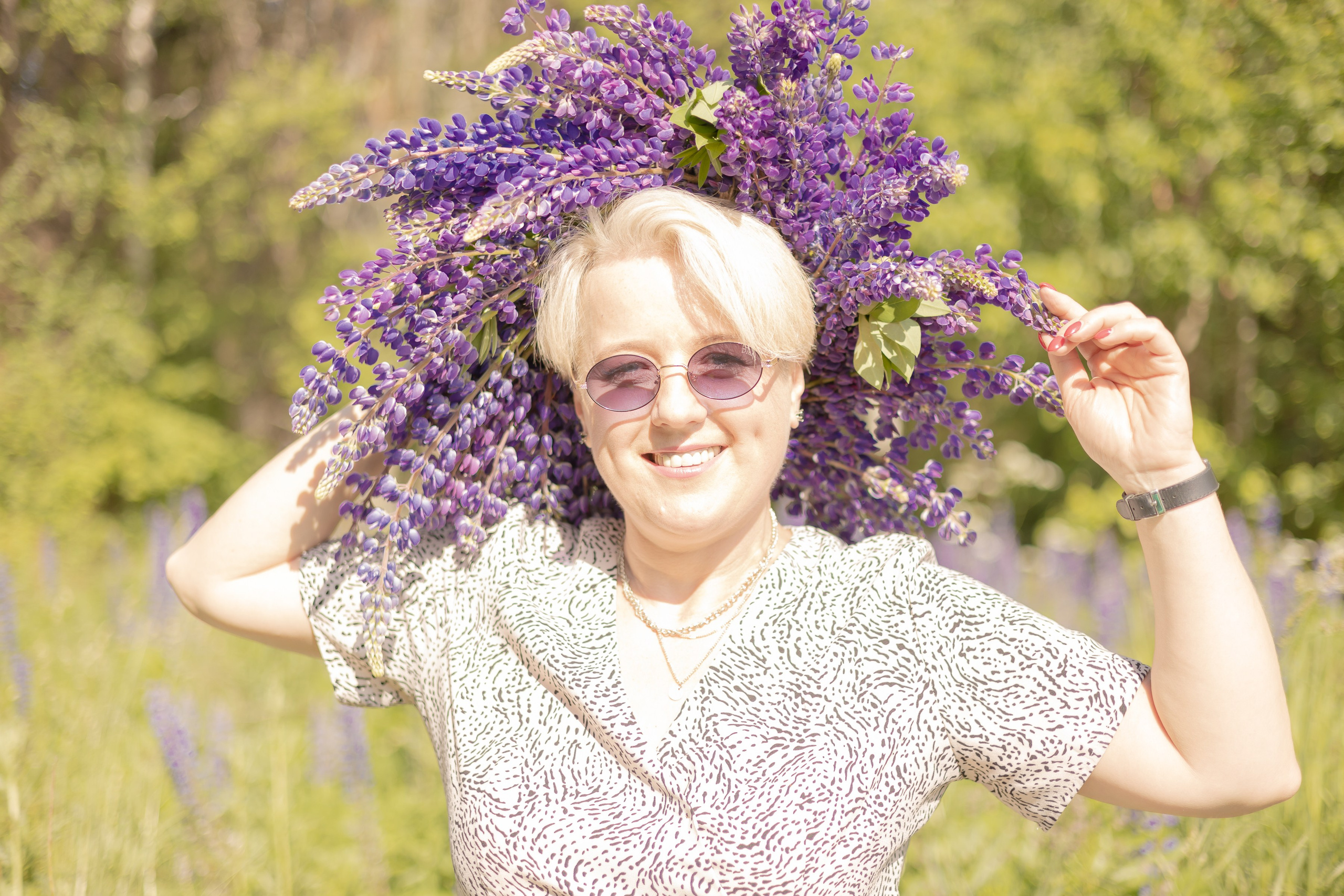 Девушка с венком из люпинов на голове