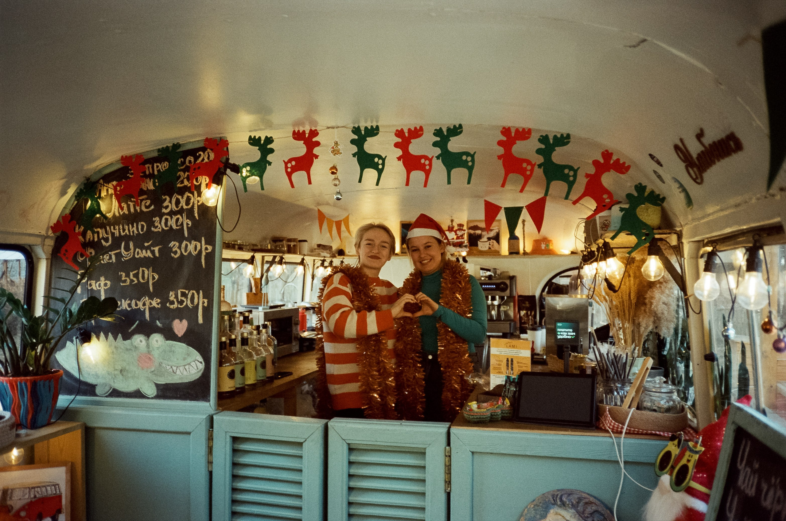 Кафе-автобус Coffee Bus в Чемале. Зимний Алтай. Фотограф-документалист Мария Осокина