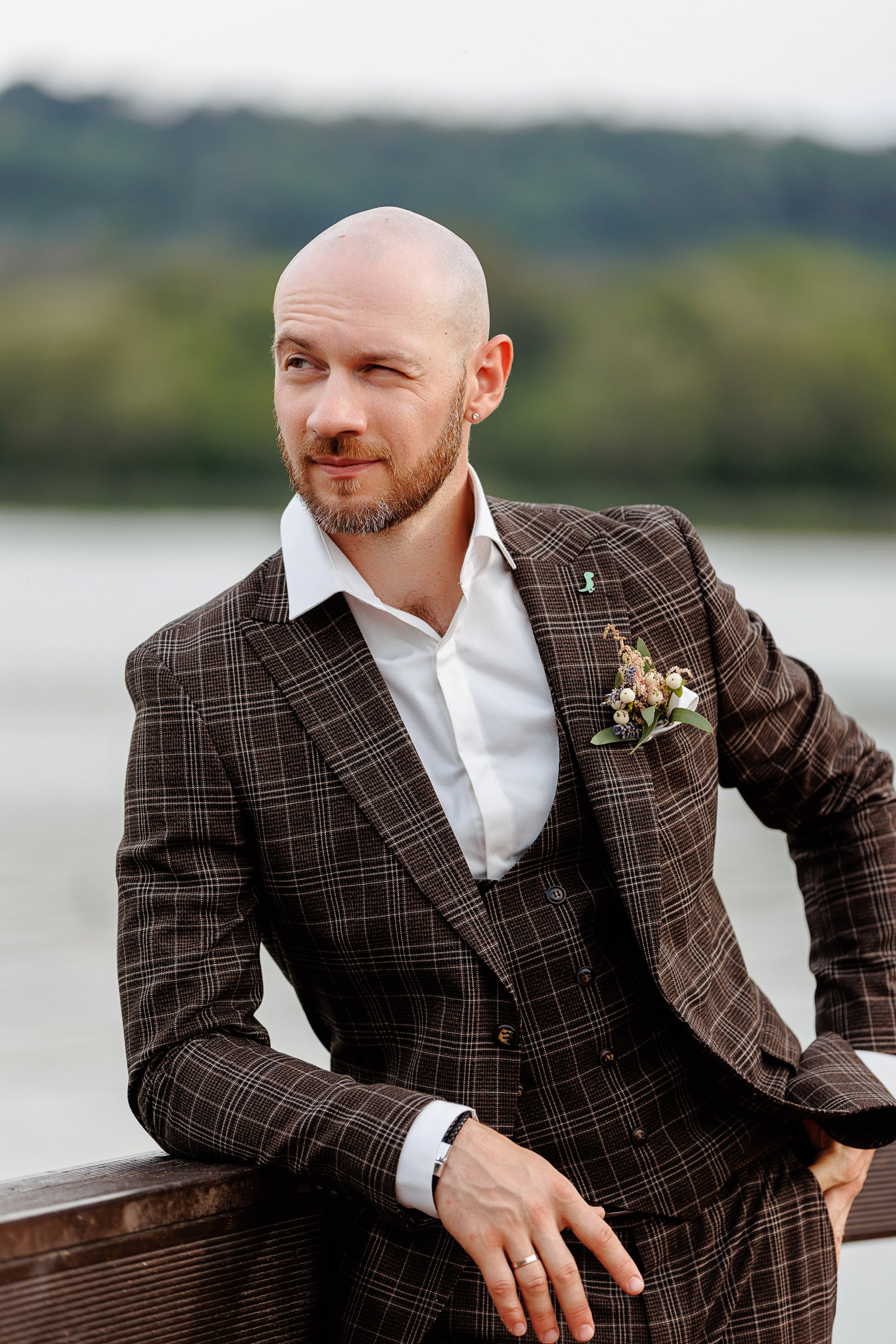 Портрет лысого жениха на фоне воды. Фотограф Денис Перминов