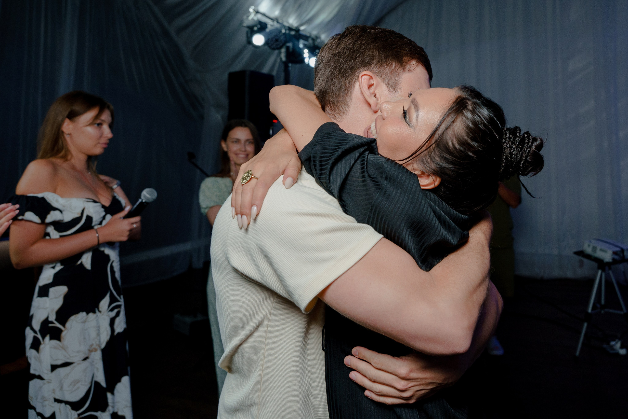 День рождения в шатре на водохранилище. Репортажный фотограф Москва Сергей Дружинин