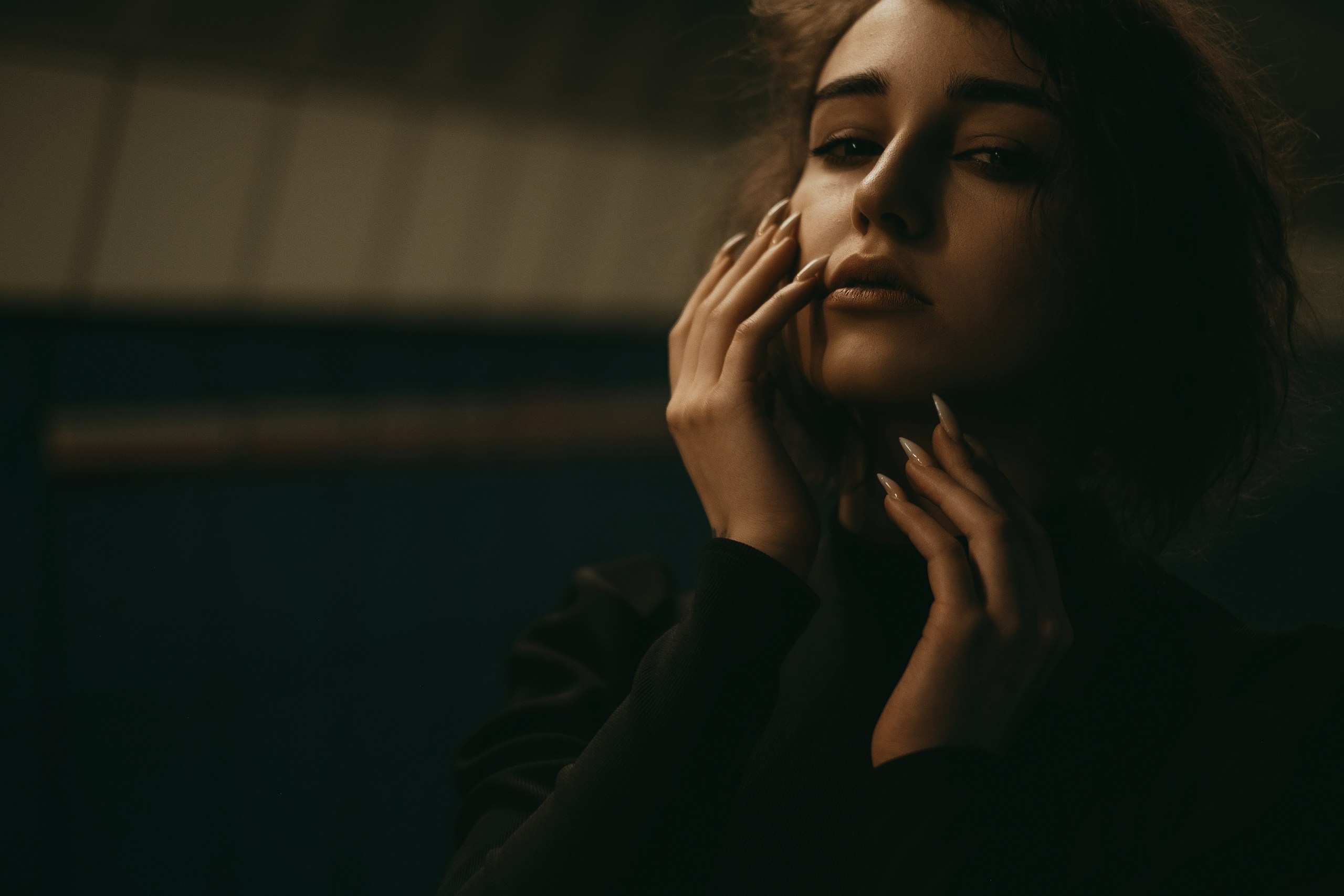 YouTube желісіндегі қыз-келіншектердің фотосуреттері