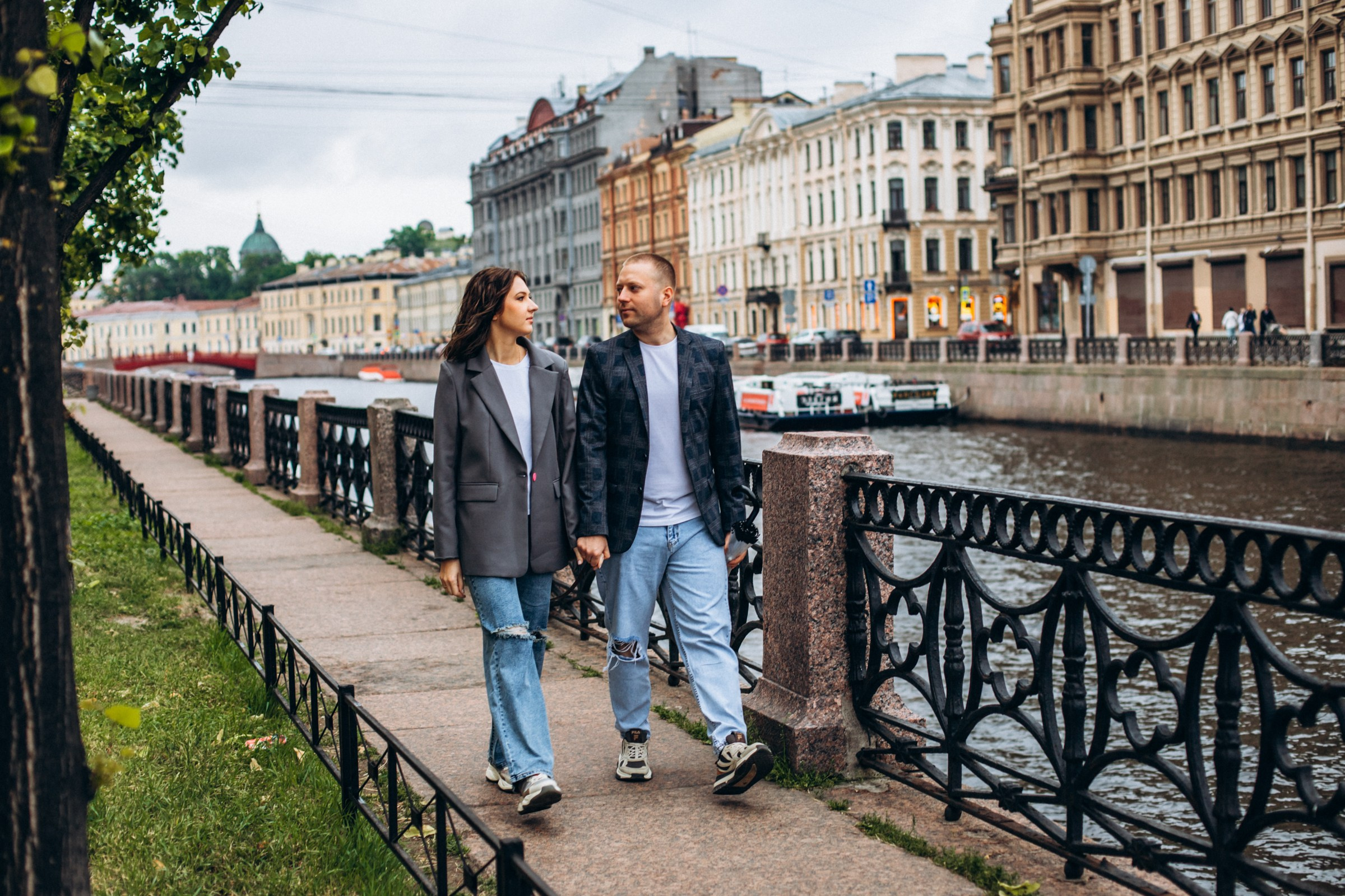 Боря и Оксана в июне. Фотопрогулка в Петербурге. Индивидуальный и семейный фотограф в Санкт-Петербурге