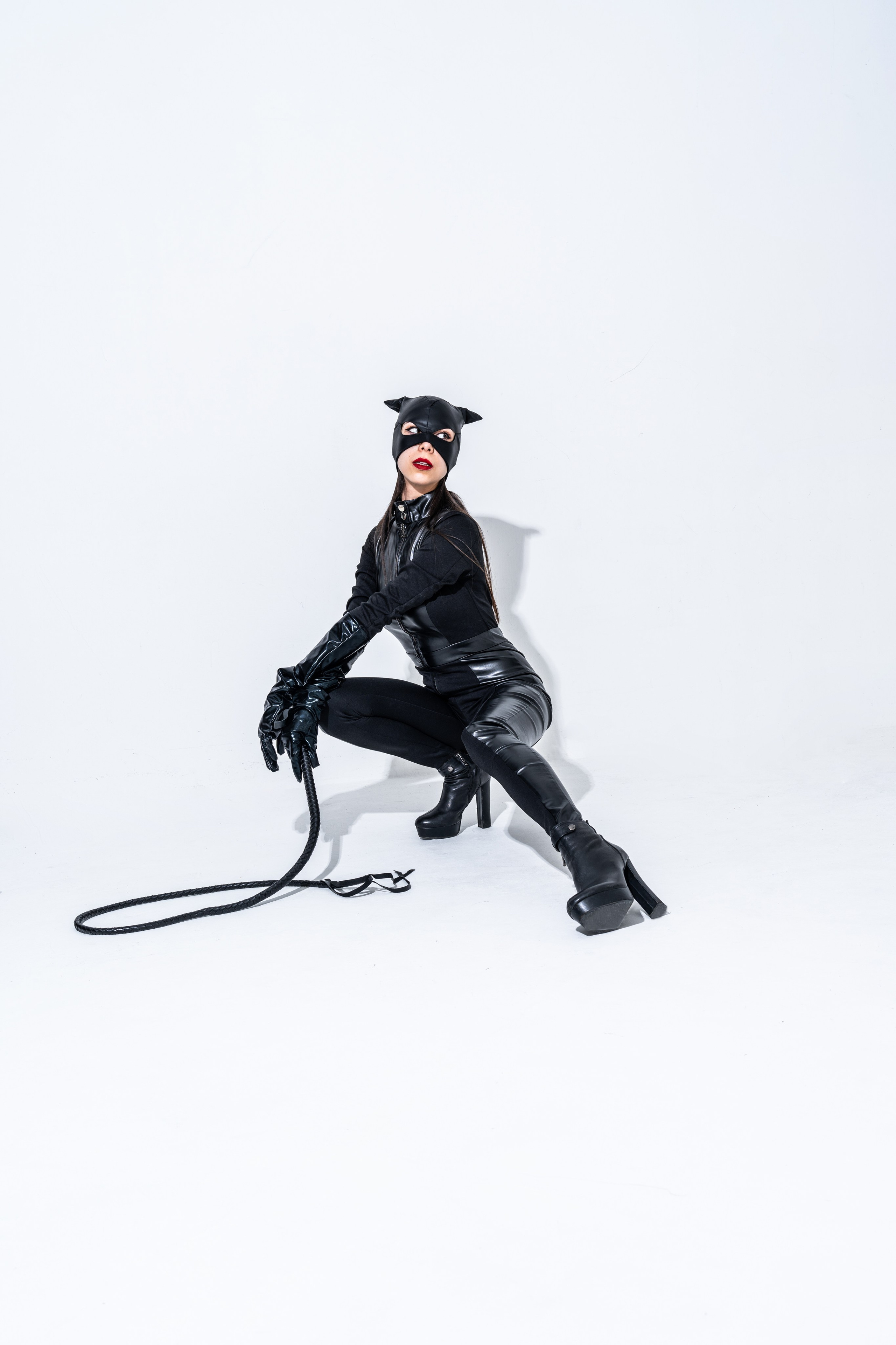 Женщина кошка. Модель Камилла white background. Свадебный и индивидуальный фотограф Аля Мамакова