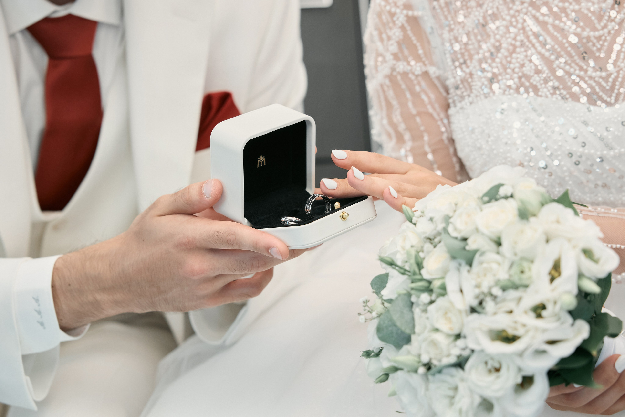 Аяз и Аделя. Свадебная фотосессия душевной пары в белых одеяниях на белых одеялах…. Мое имя Раиль. Я репортажный фотограф в Казани, так же мой любимый жанр — свадебный фотограф