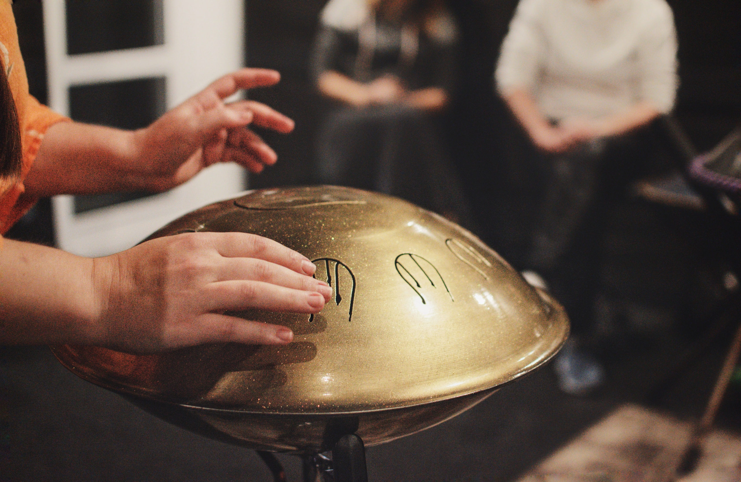 Фотосъемка мастер-класса по Хангдраму с Екатериной Князевой в школе барабанов Dedov.Drums Зеленоград. Предметный и контентный фотограф в Москве и Зеленограде Анастасиевская