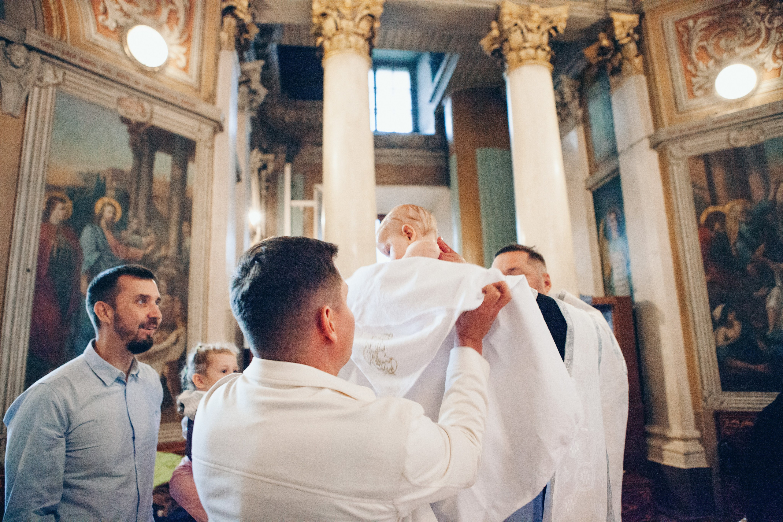 Крещение ребенка в церкви. Фотограф Ольга Ефремова