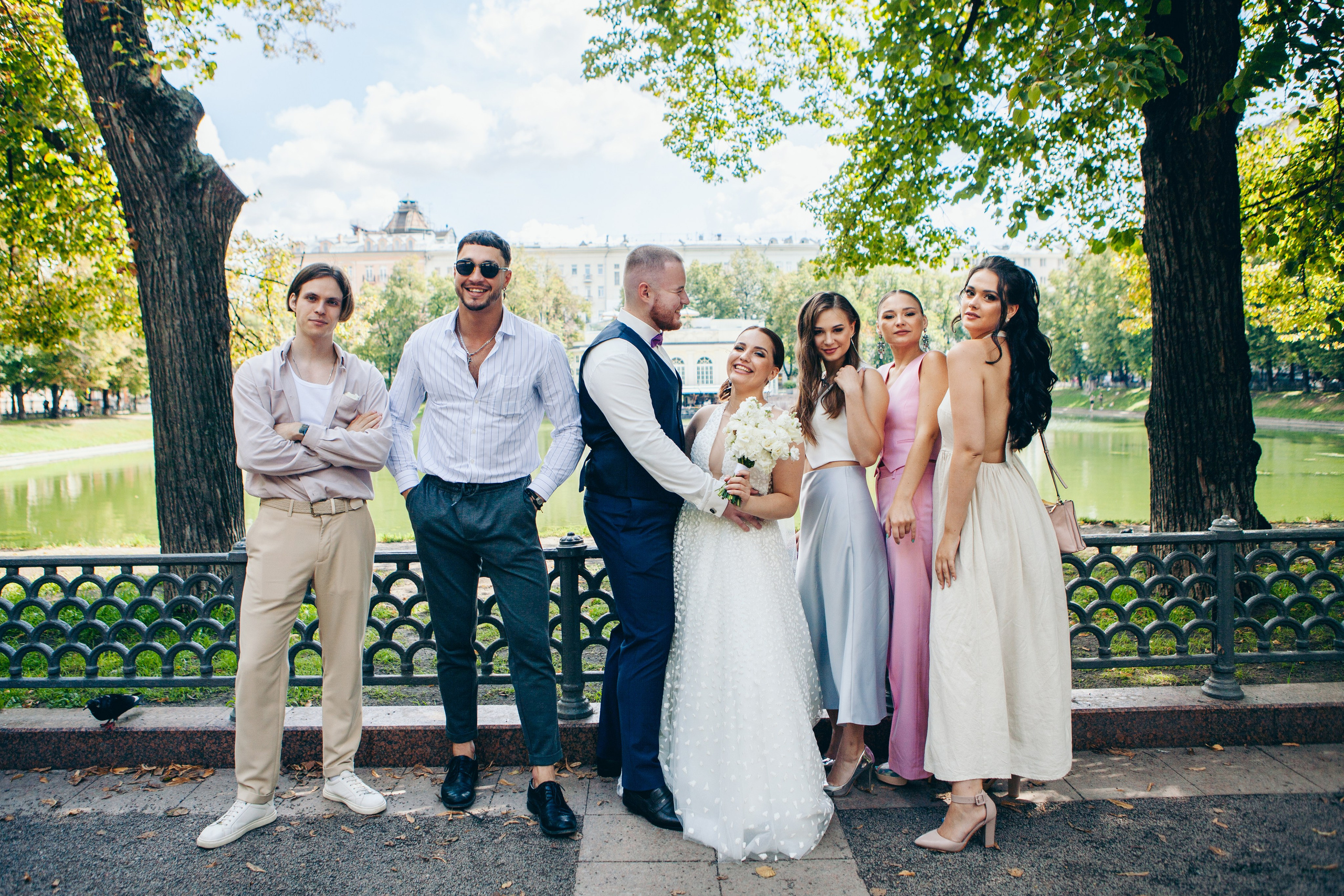 друзья жениха и подруги невесты позируют на патриарших прудах