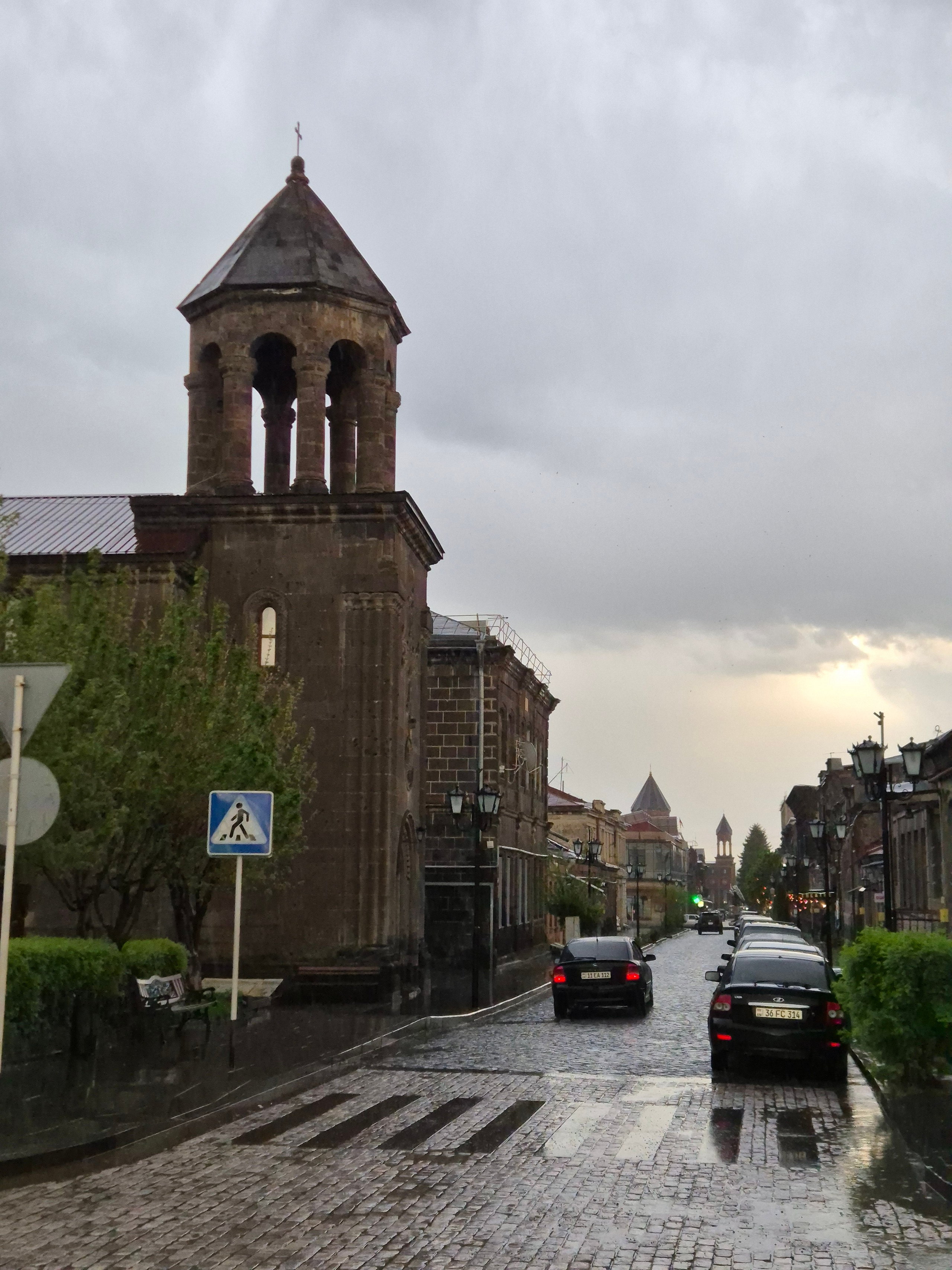 Низкоэтажная застройка из черного туфа. Отметили день рождения Игоря и под дождик рано уснули