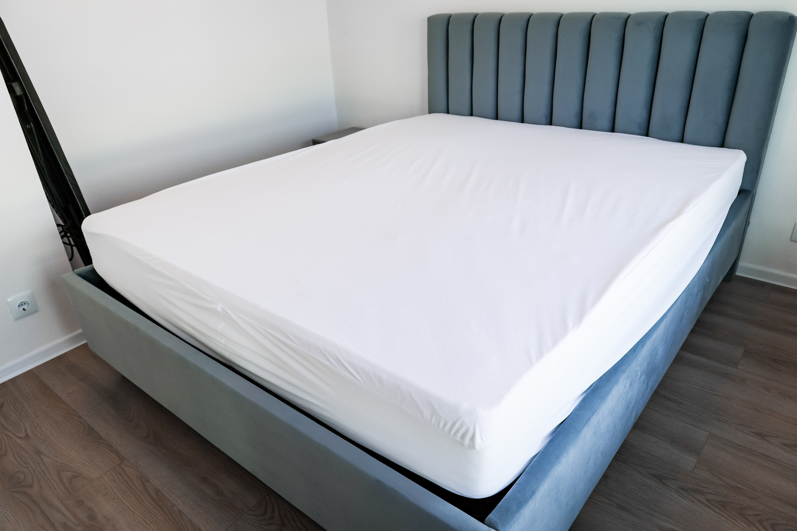 APARTMENT COMPLEX INTERIOR. Mixturecaptures