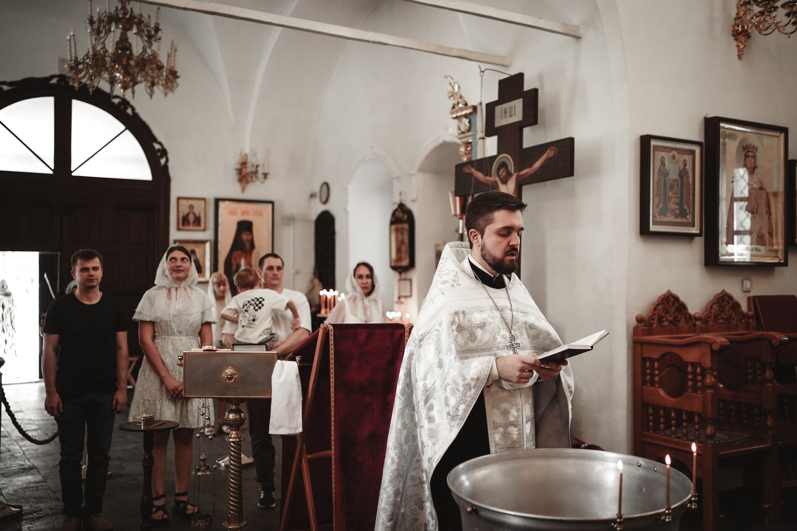 Фотограф на крестины в Ростове. Записаться на фотосессию по выгодной цене. Алёна Чёботова. Свадебный фотограф в Ростове-на-Дону. Таинство Крещения и Венчания, семейные фотосессии. Алёна Чёботова