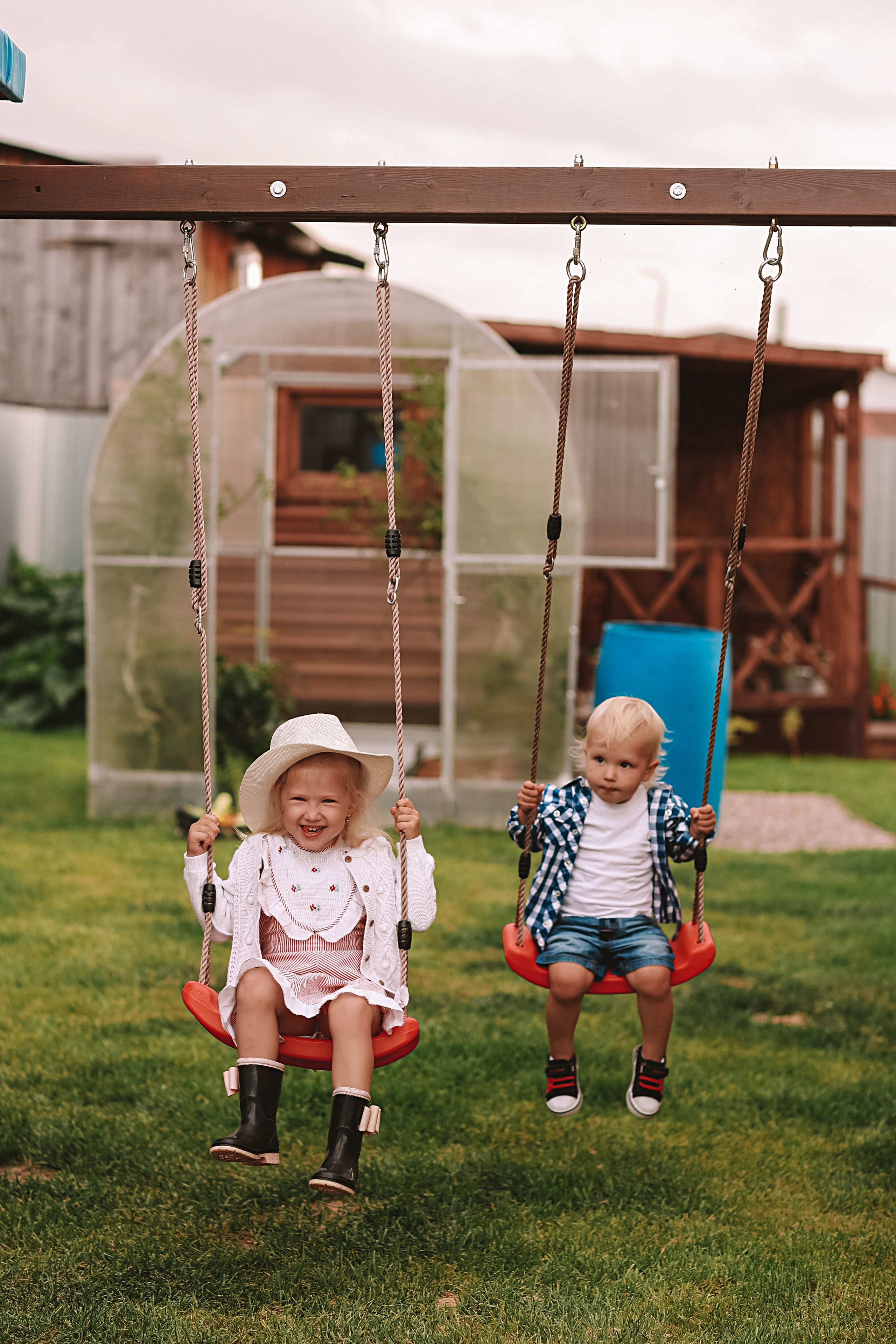 У дома. Семейный фотограф Тюмень, фотограф на роды Салмина Мария