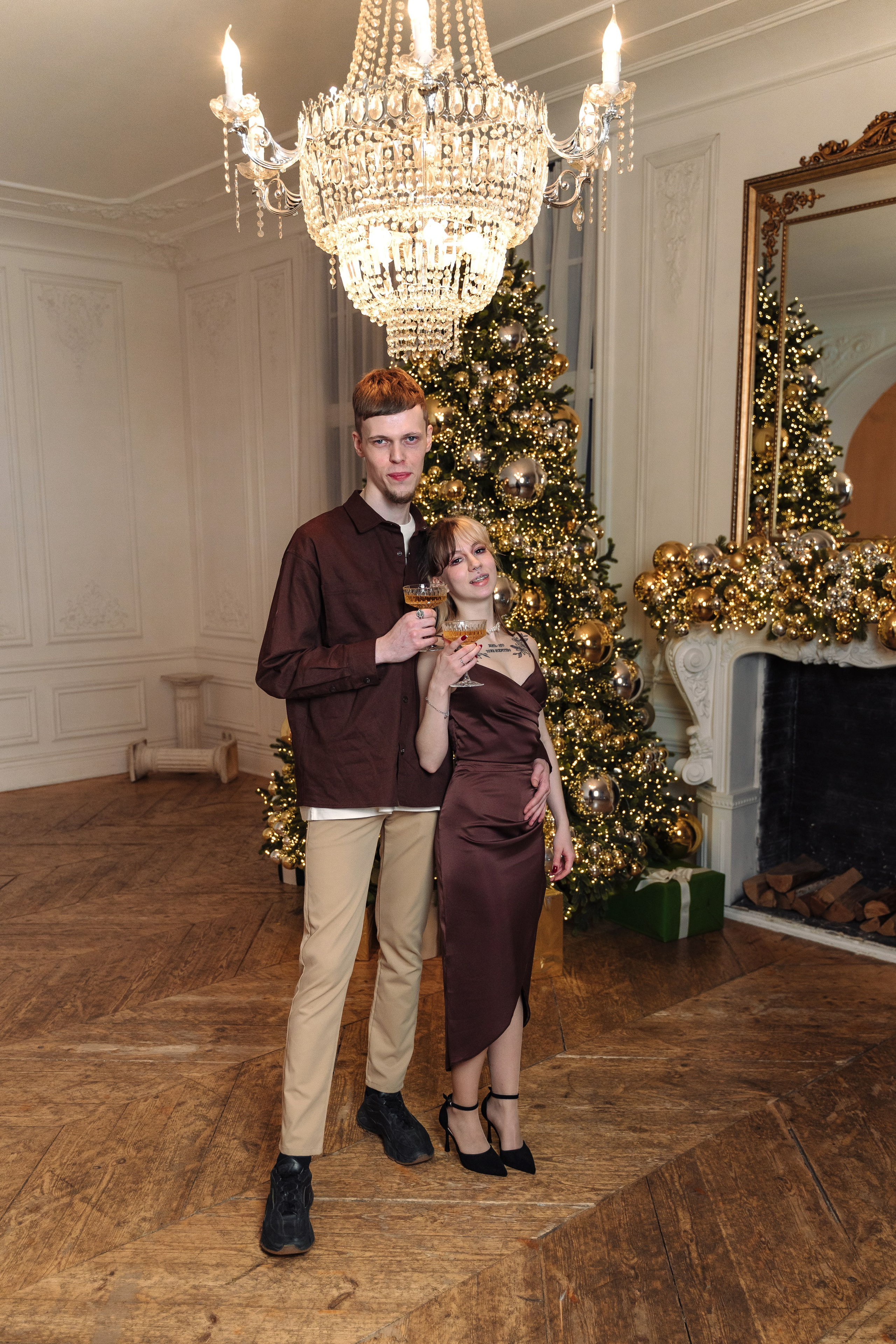 Зимняя фотосессия лавстори с предложением руки и сердца в фотостудии