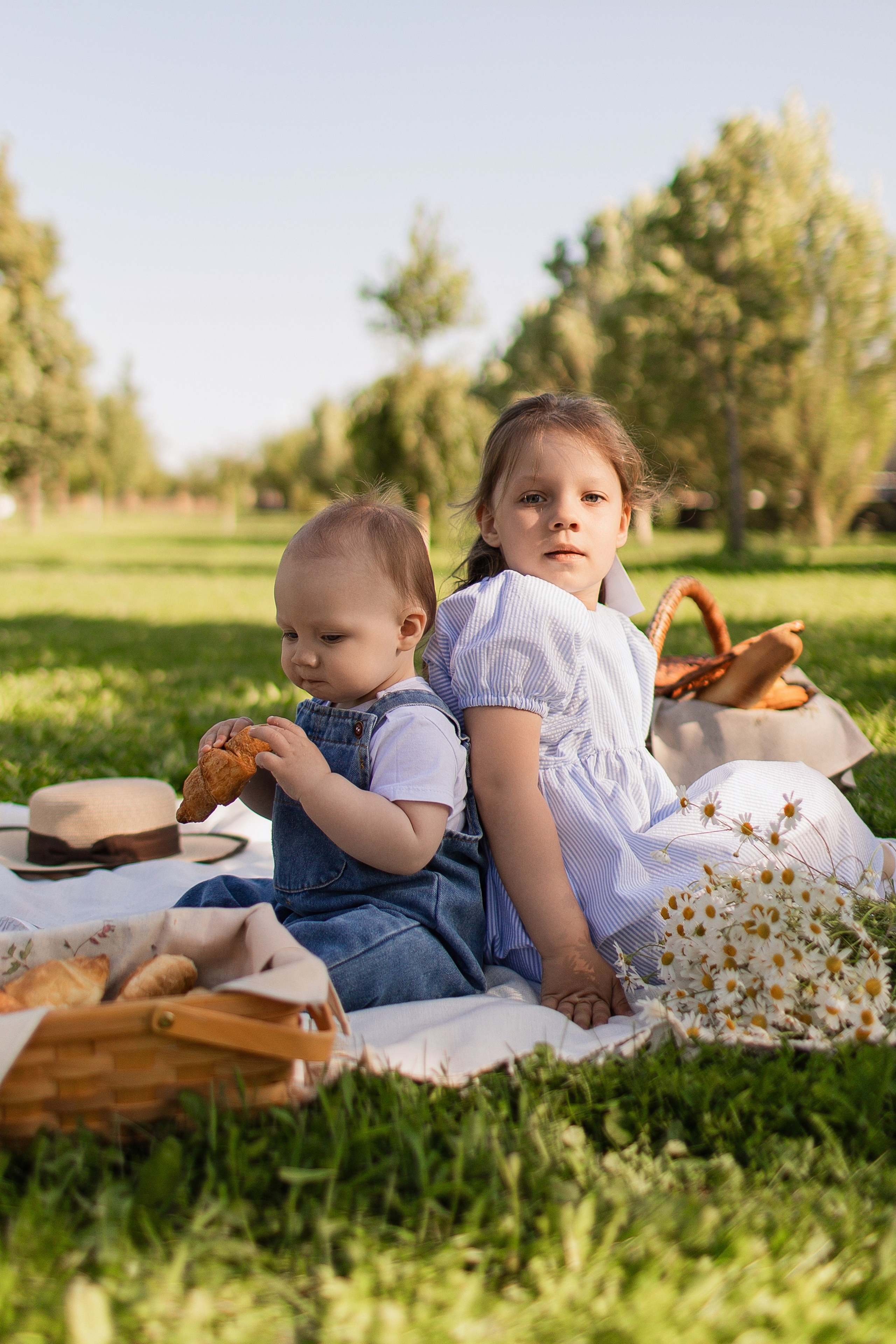 Летний день в парке. Семейная съемка — это красивый способ признаться своей семье в любви