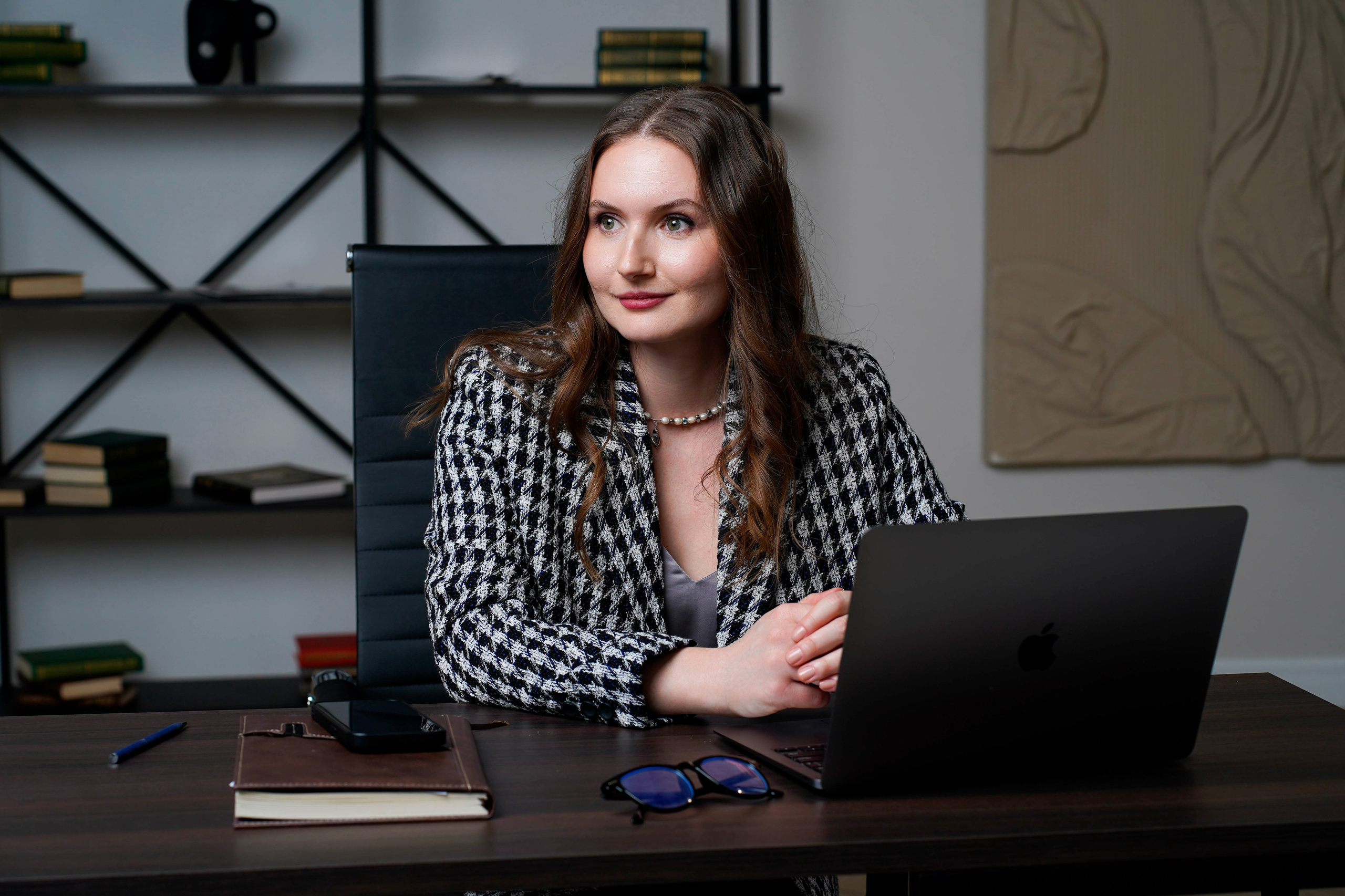 Девушка за столом с ноутбуком. Бизнес портрет юриста. Фотограф Анна Калинцева