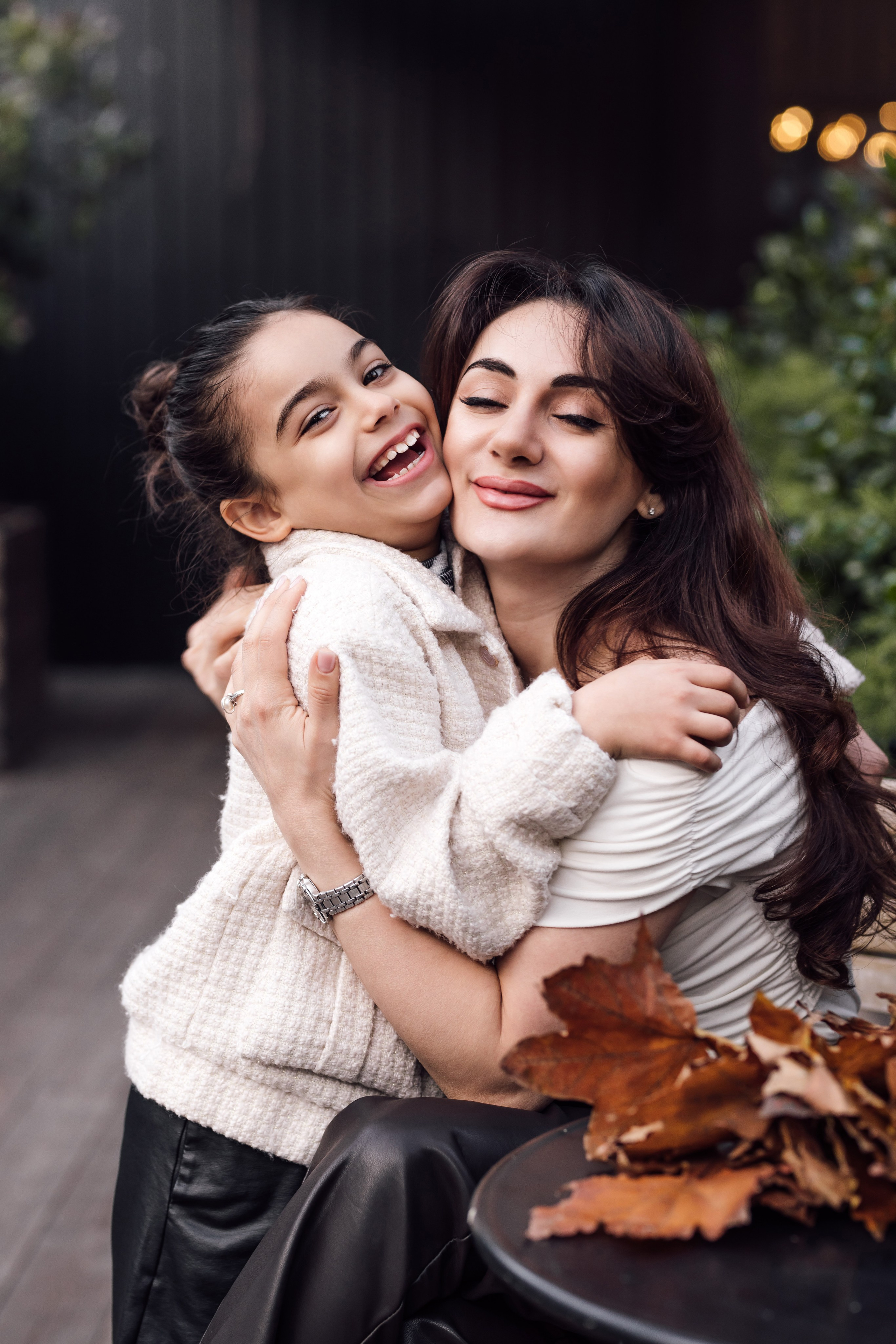 Мама и дочь, осенняя городская прогулка. Фотохудожник Наталия Кирсанова