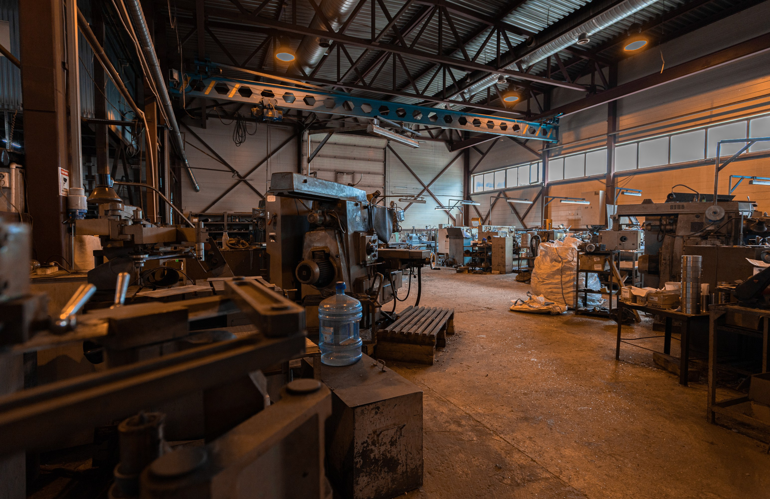 "Фотосъёмка в Москве для промышленного предприятия — интерьер цеха с современными установками."